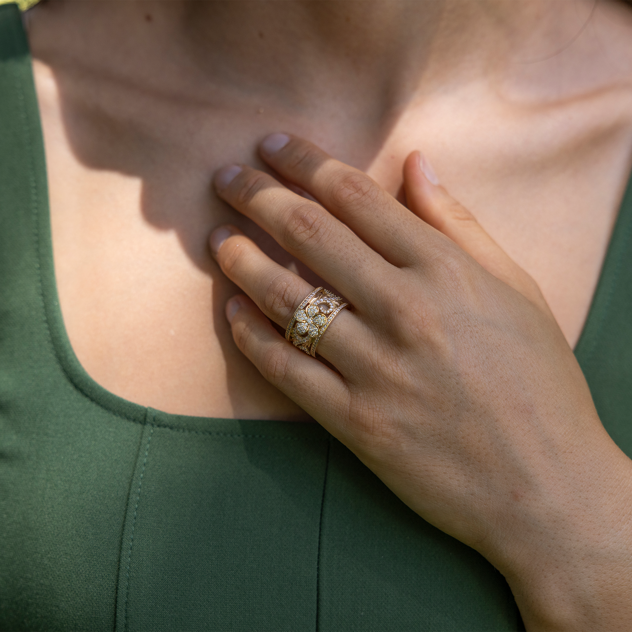 ハワイアンの家宝プルメリア婚約指輪とダイヤモンドと金の婚約指輪-12mm