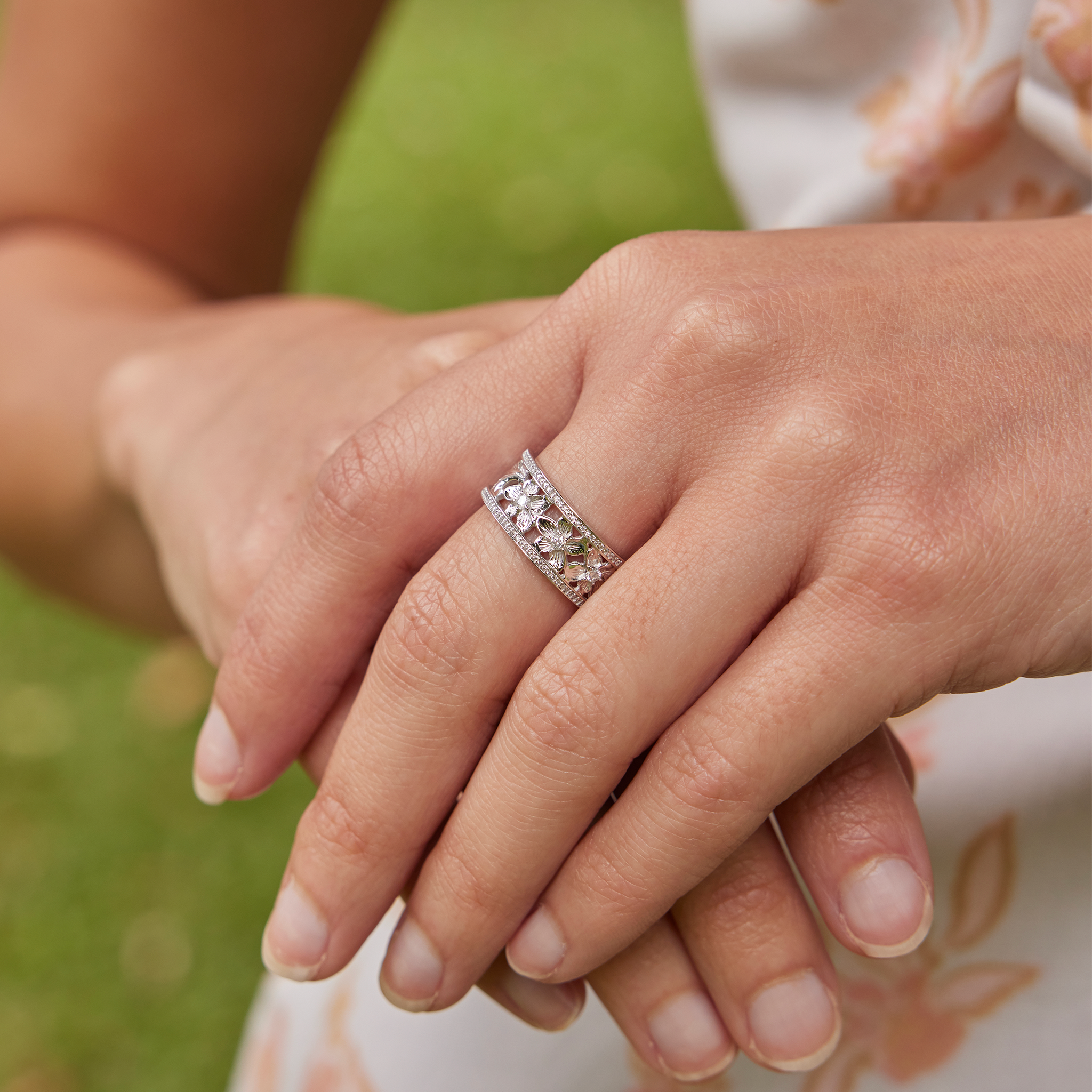 Hawaiian Heirloom Plumeria Ring in White Gold with Diamonds - 8mm