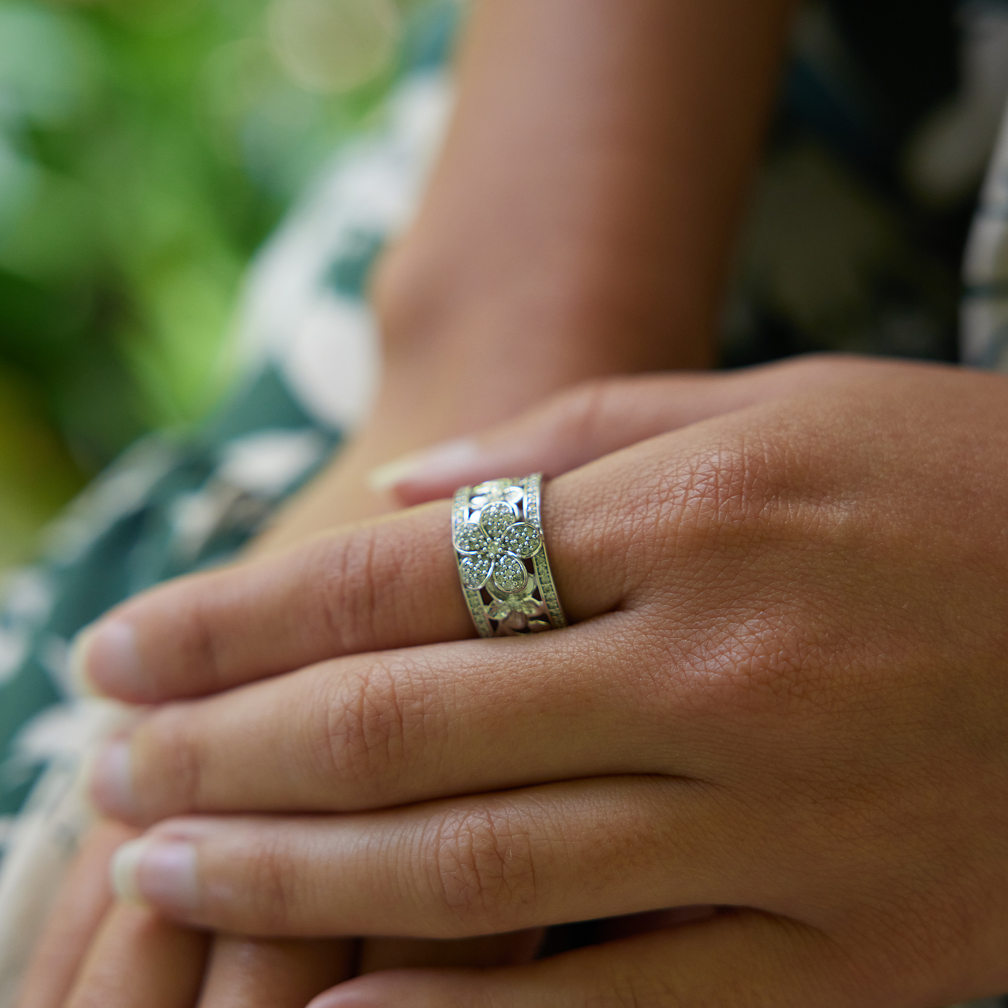 Hawaiianer Erbstück Pflumeria -Ring in Weißgold mit Diamanten - 10 mm