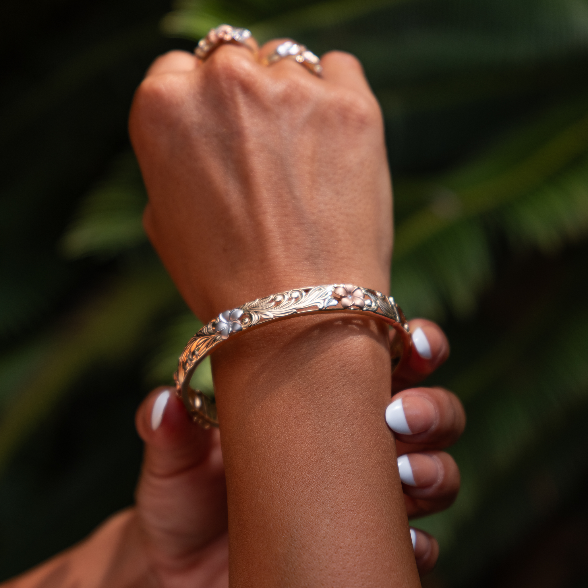 ダイヤモンド付きトライカラーゴールドのハワイアンの家宝プルメリアブレスレット-8mm-サイズ7.5