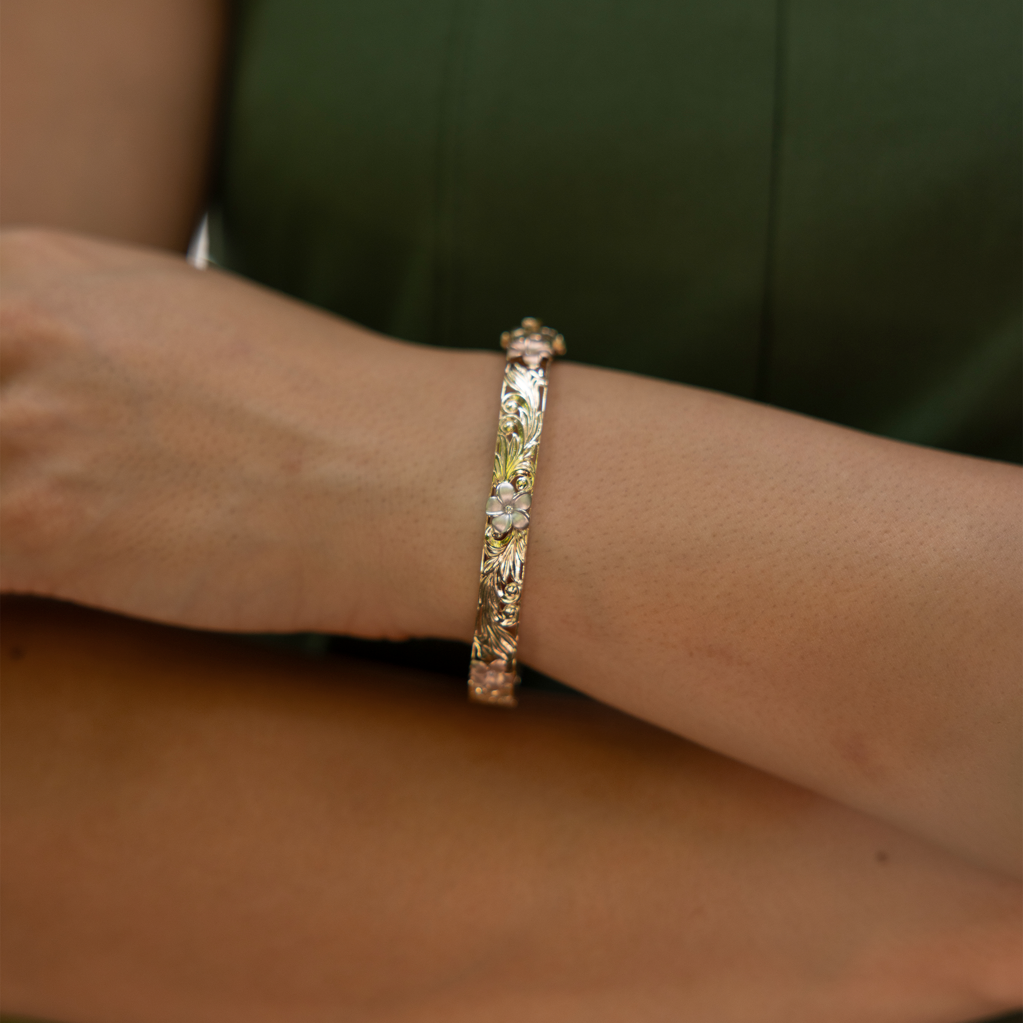 ダイヤモンド付きトライカラーゴールドのハワイアンの家宝プルメリアブレスレット-8mm-サイズ7.5