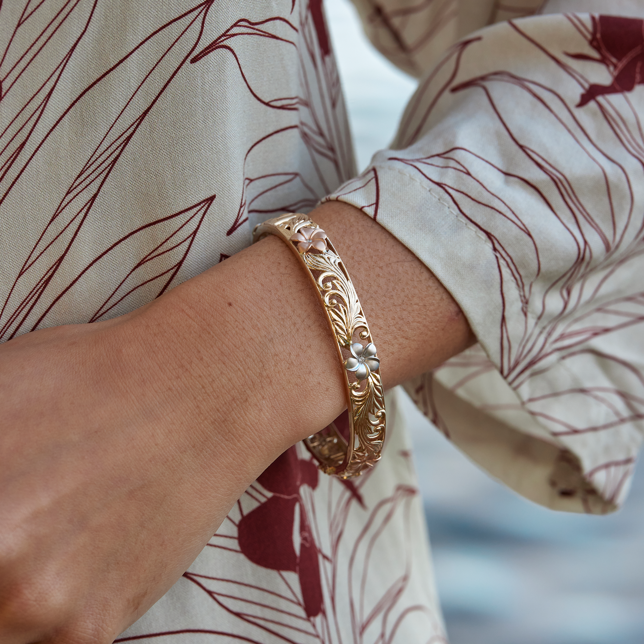 ダイヤモンド付きトライカラーゴールドのハワイアンの家宝プルメリアブレスレット-8mm-サイズ7.5