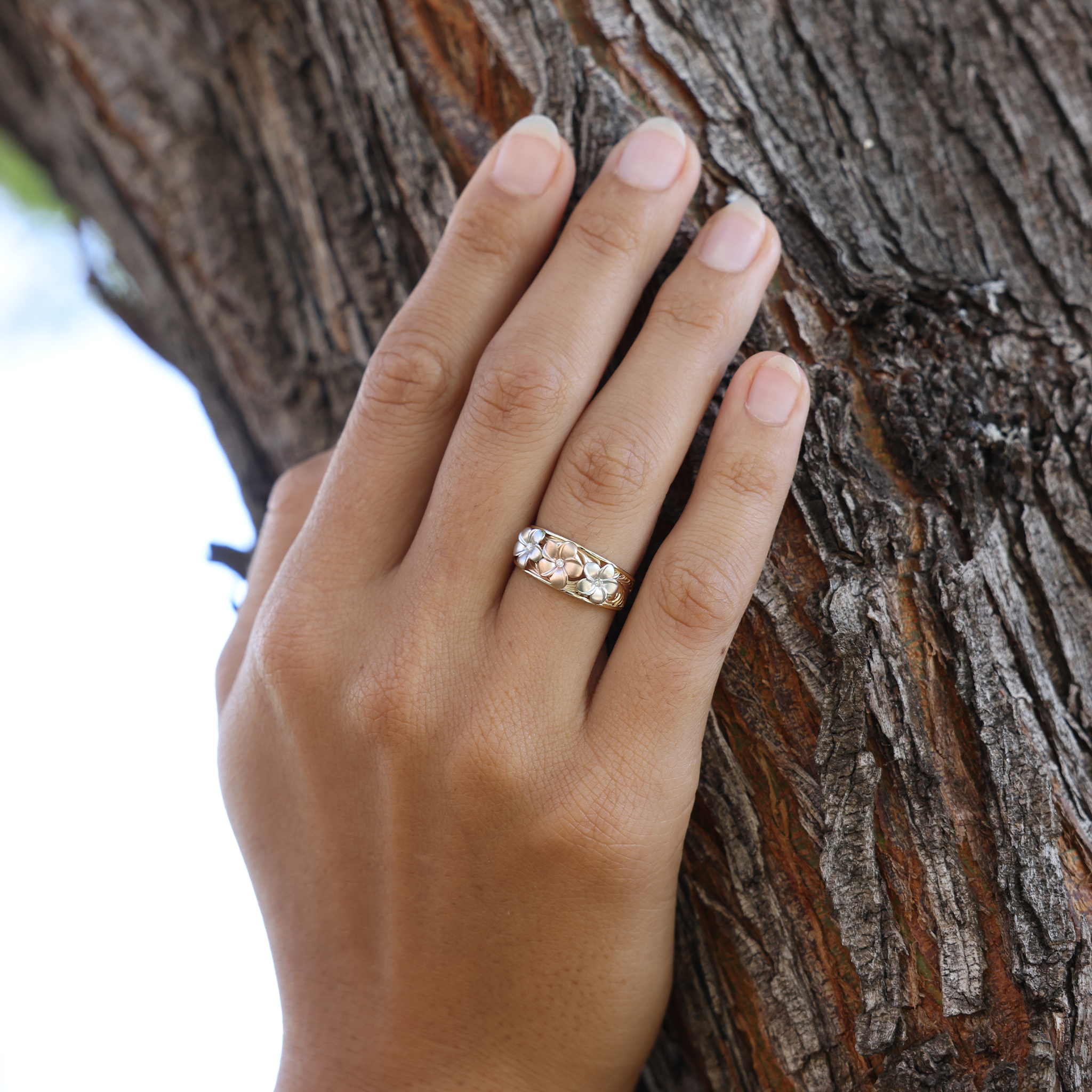 Hawaiian Heirloom Plumeria Ring in dreifarbigem Gold mit Diamanten – 8 mm