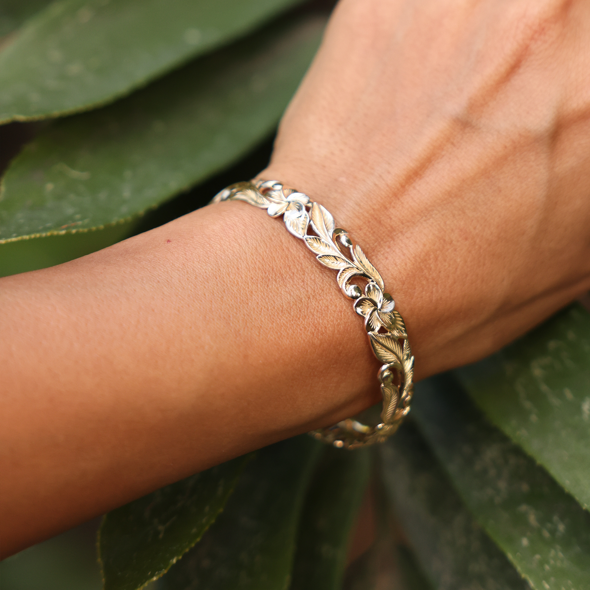 ハワイアンの家宝のプルメリアブレスレット -  10mm