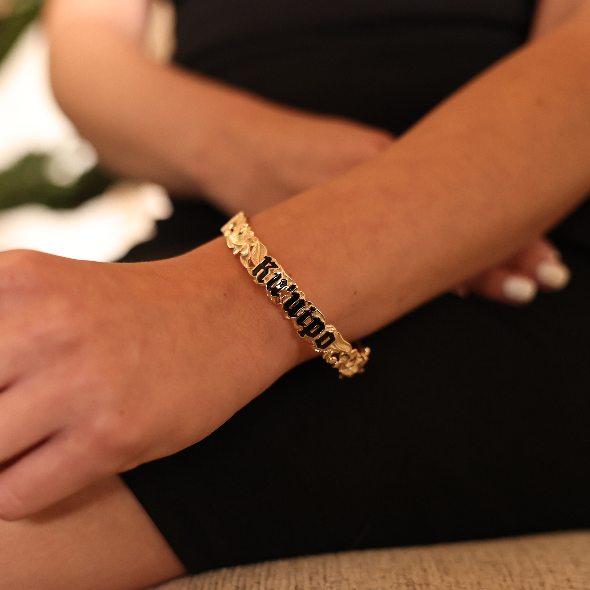 ハワイアン エアルーム クウイポ (スイートハート) プルメリア エナメル ヒンジ ブレスレット ゴールド - 10mm