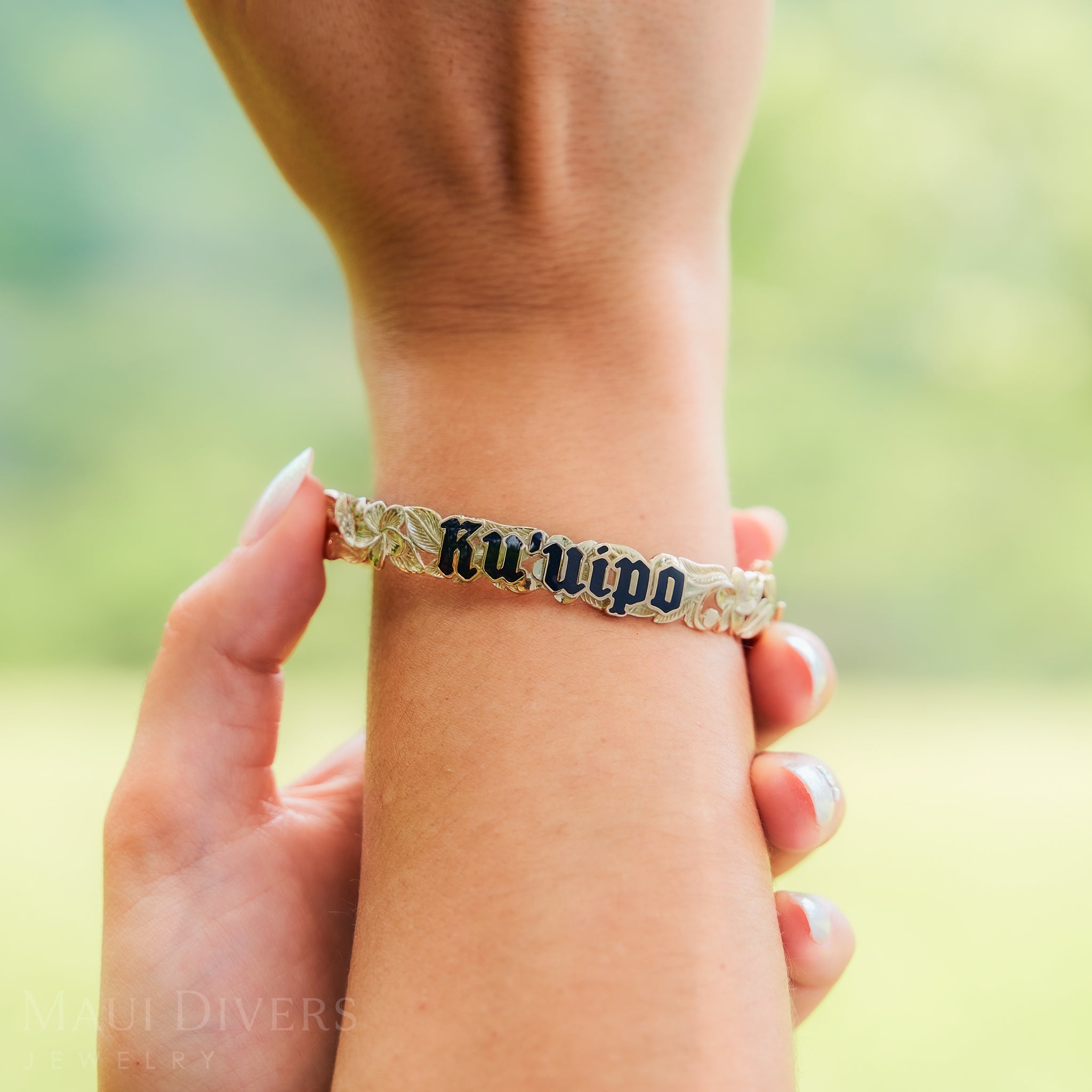 ハワイアン エアルーム クウイポ (スイートハート) プルメリア エナメル ヒンジ ブレスレット ゴールド - 10mm