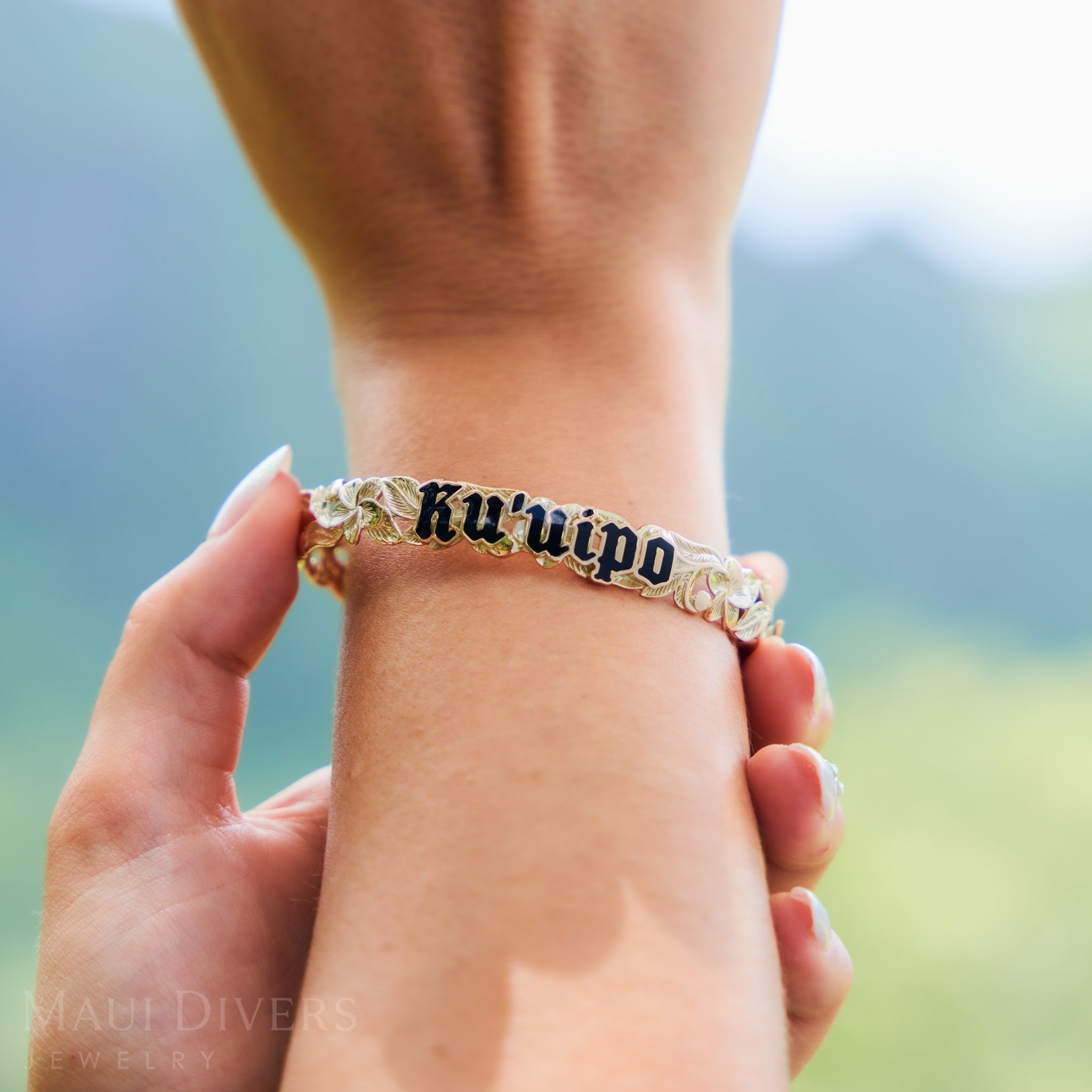 ハワイアン エアルーム クウイポ (スイートハート) プルメリア エナメル ヒンジ ブレスレット ゴールド - 10mm