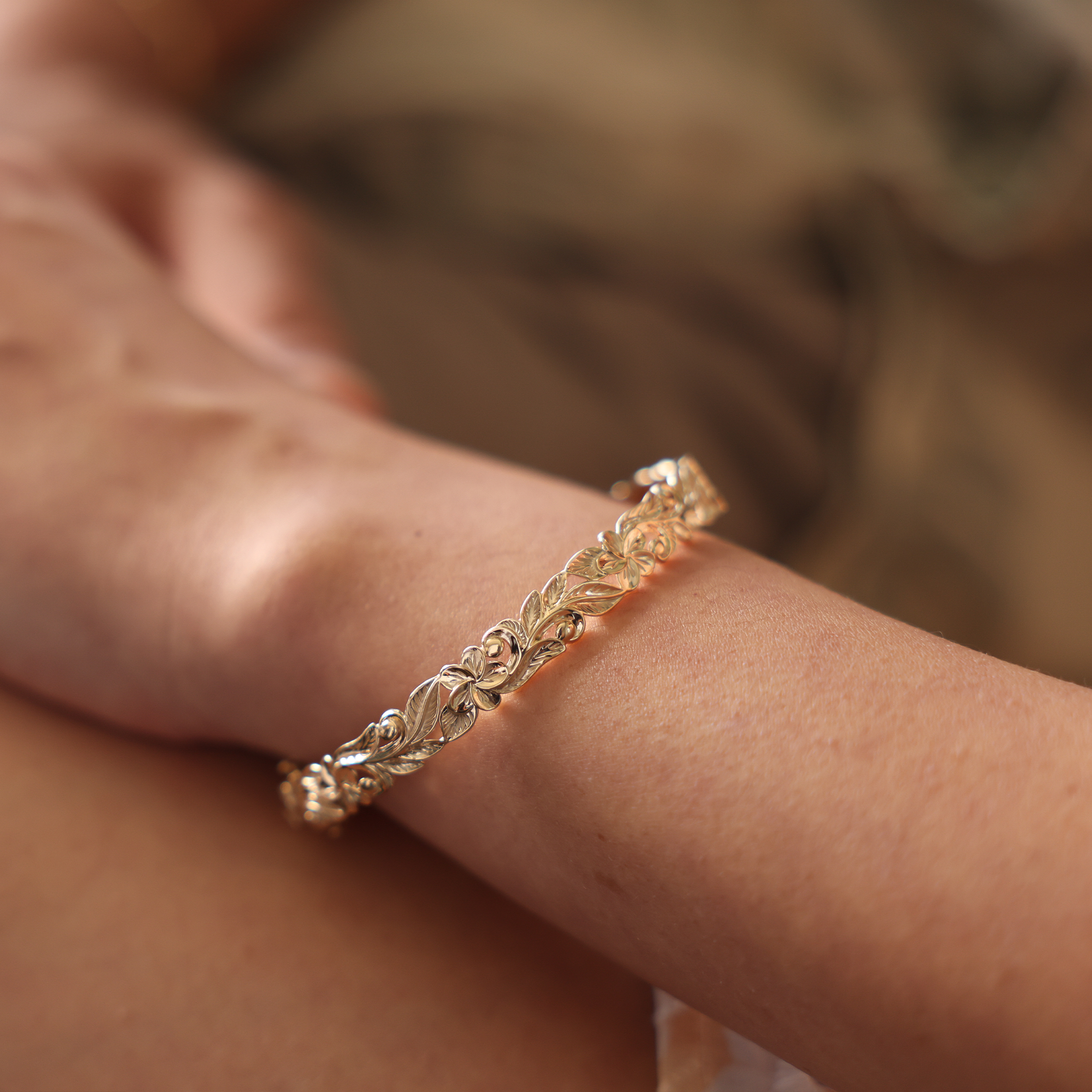 ハワイアン ヘリテージ プルメリア ヒンジ ブレスレット ゴールド - 8mm