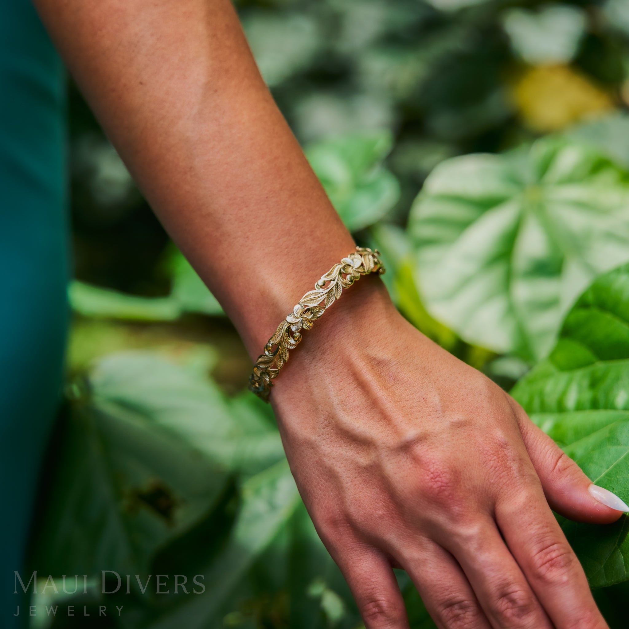 Hawaiian Heirloom Plumeria Hinge Bracelet in Gold - 10mm