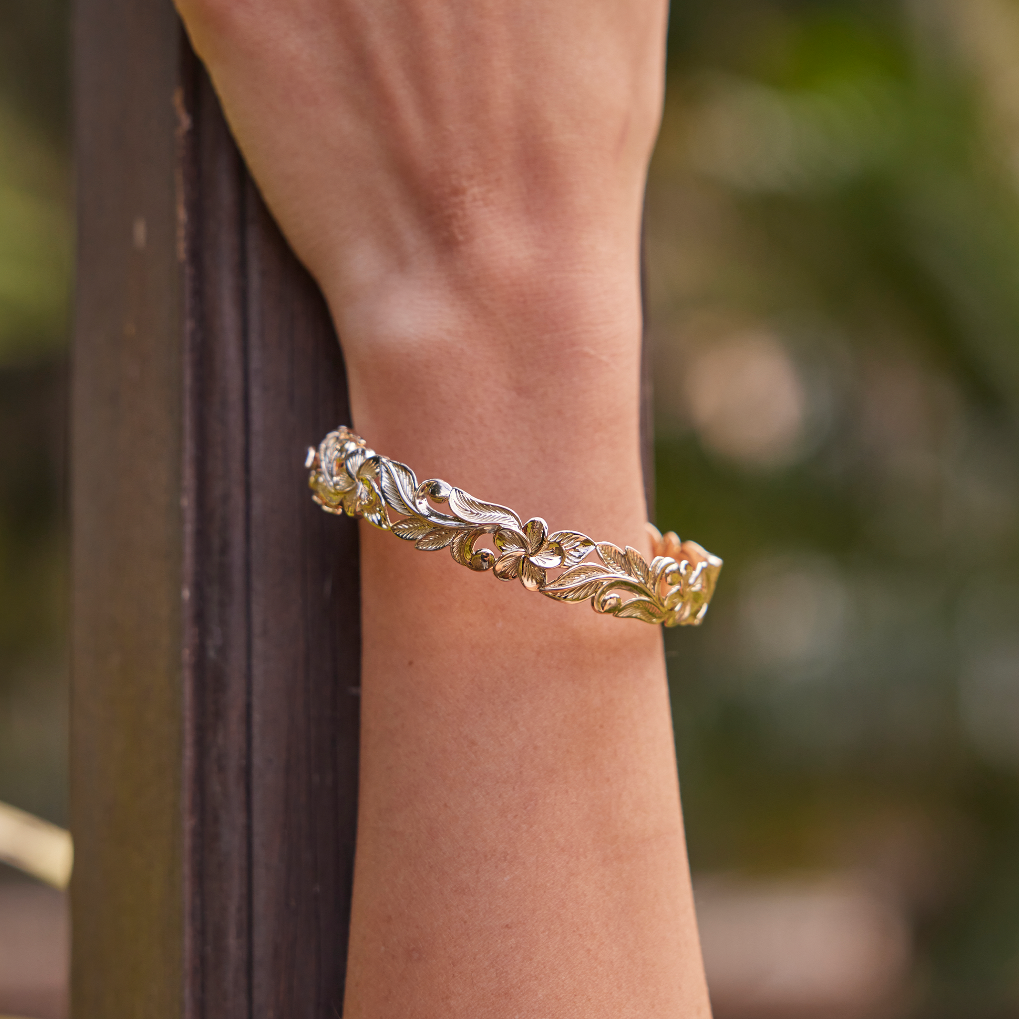 ハワイアン ヘリテージ プルメリア ヒンジ ブレスレット ゴールド - 12mm