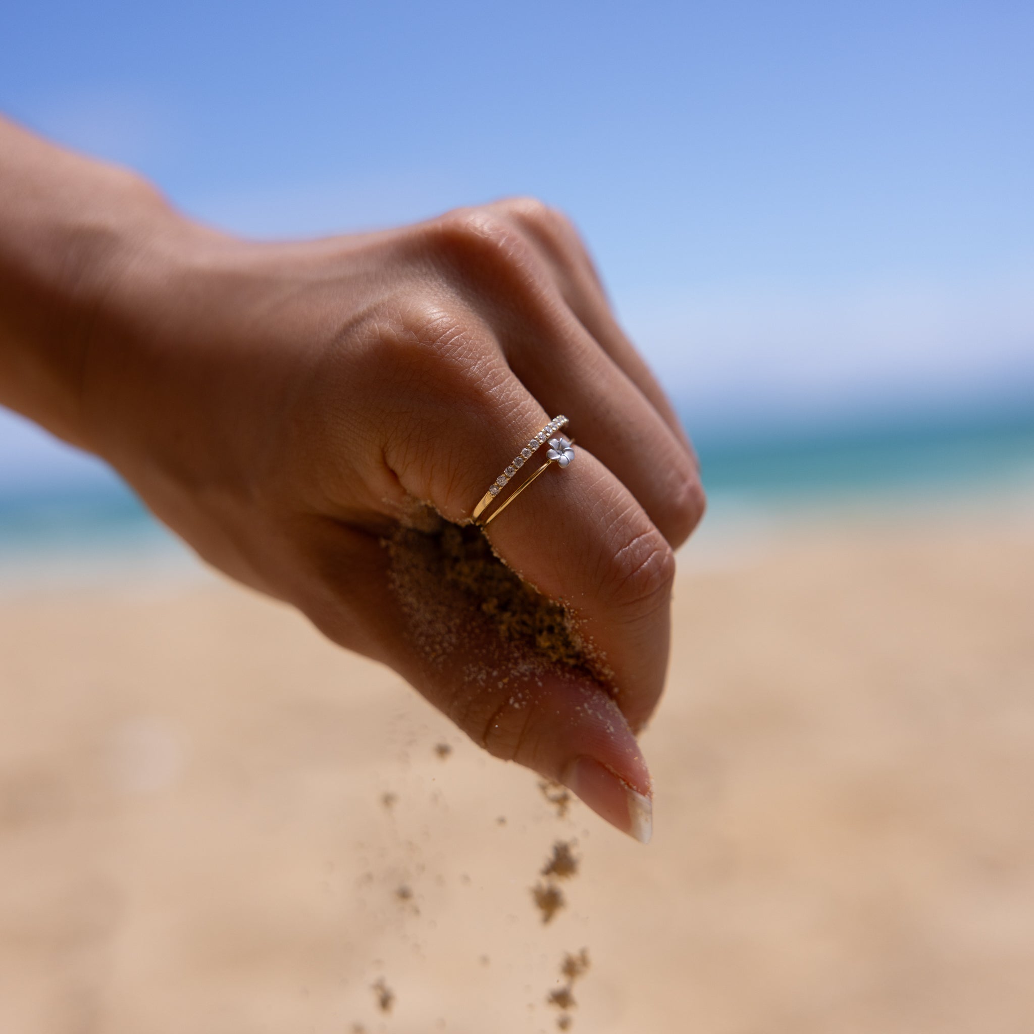 ダイヤモンドと金の周年記念リング