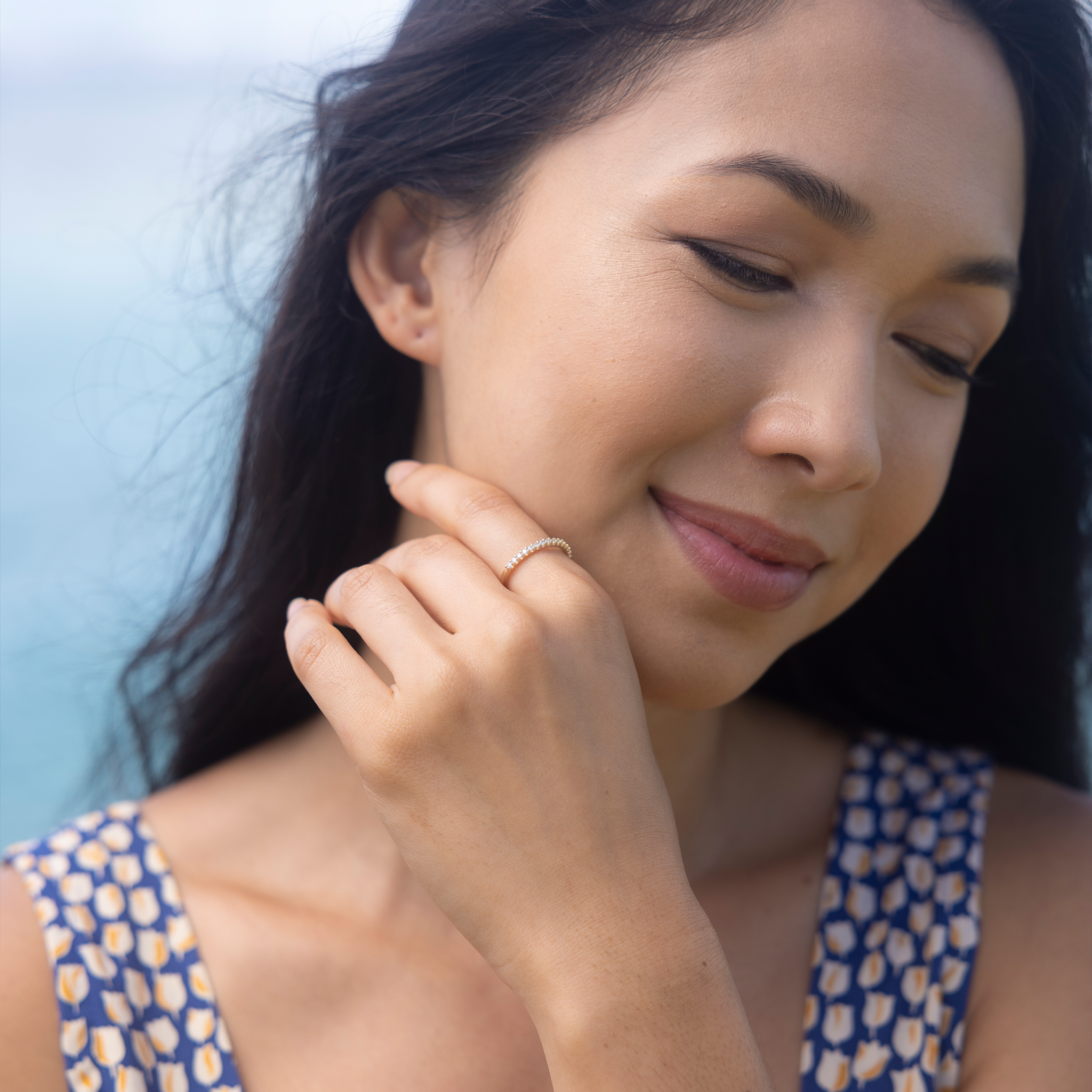 ダイヤモンドと金の周年記念リング