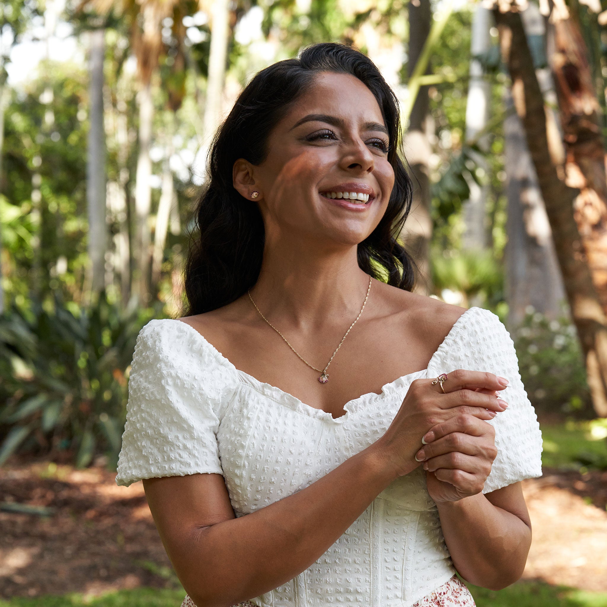 オハイア・レフア・ルビー・イヤリングは2つのトーンゴールド-11mm