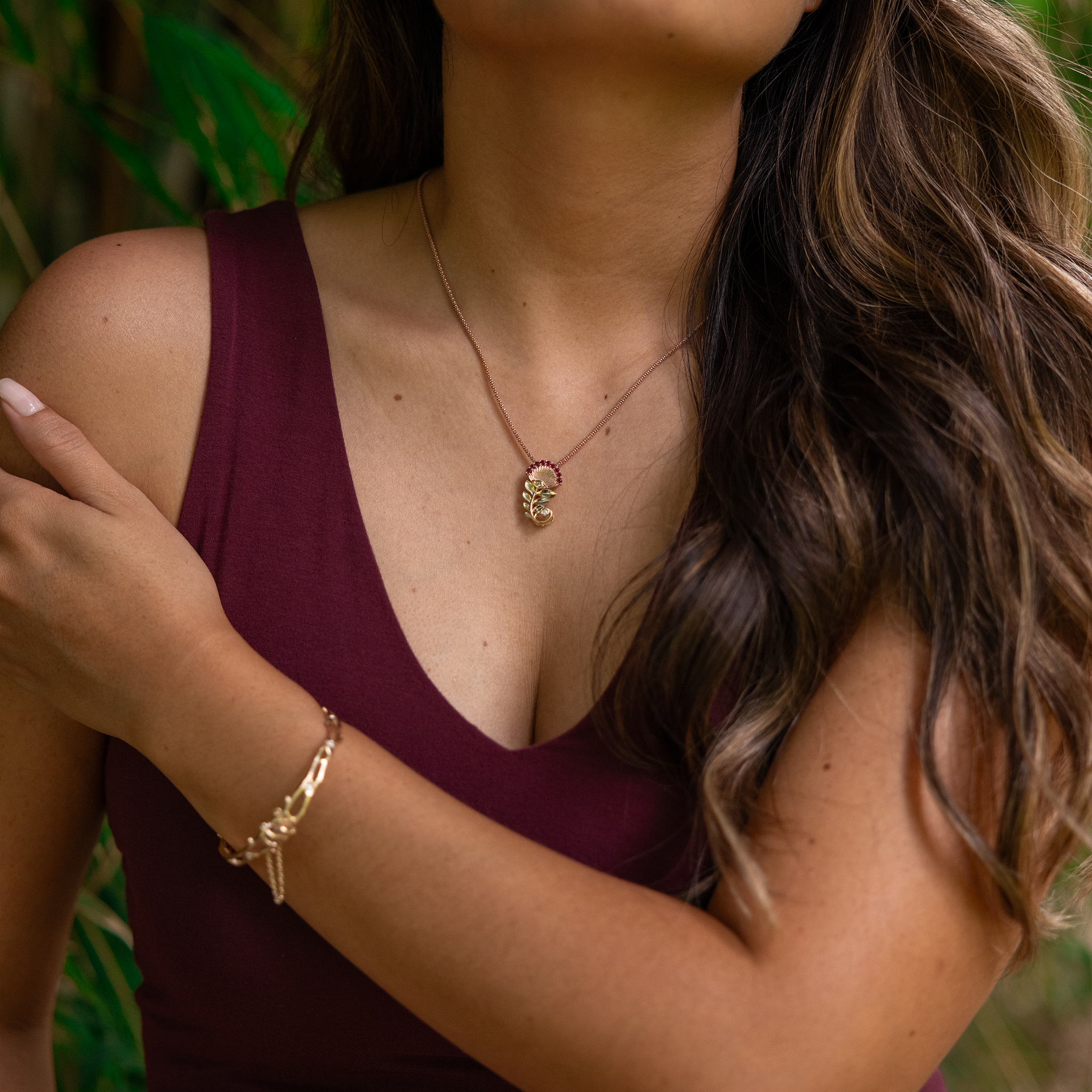 ダイヤモンド付きの2つのトーンゴールドのOhia lehua rubyペンダント-24mm