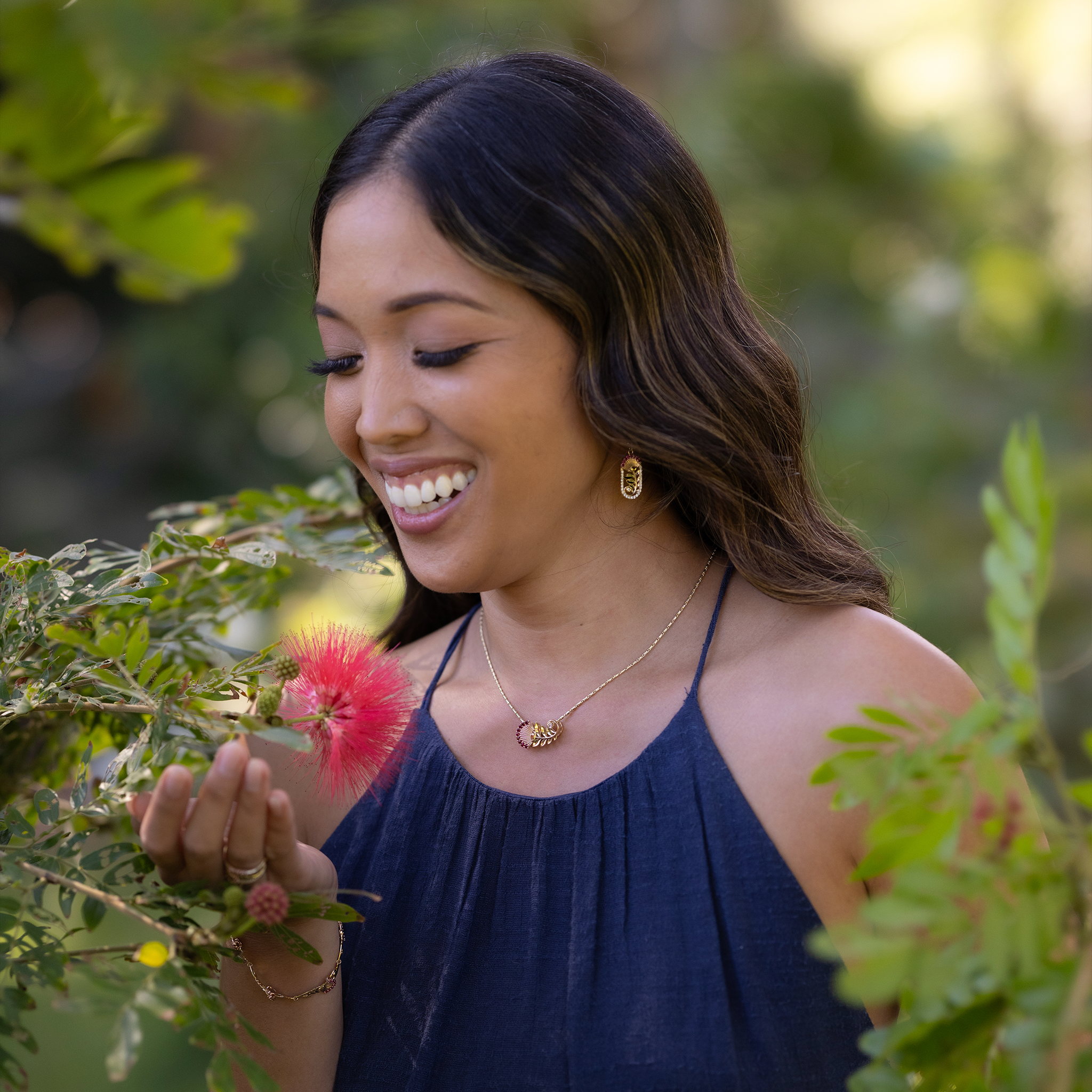 ダイヤモンド付きの2つのトーンゴールドのOhia lehua rubyペンダント-24mm