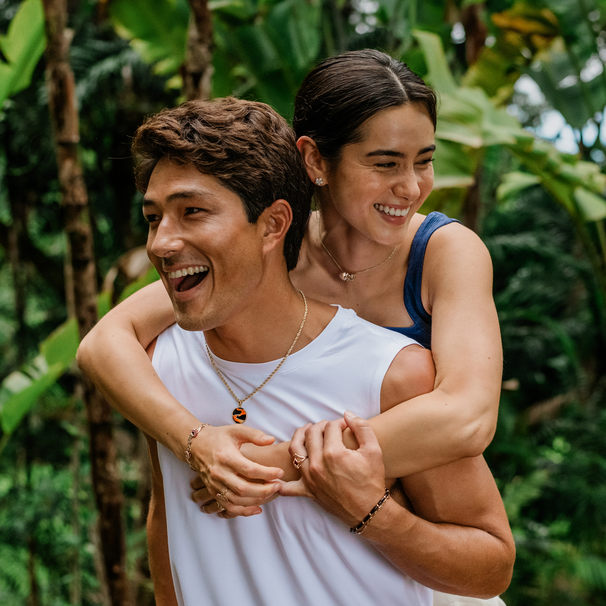 ダイヤモンド付きの2つのトーンゴールドのOhia lehua rubyペンダント-24mm