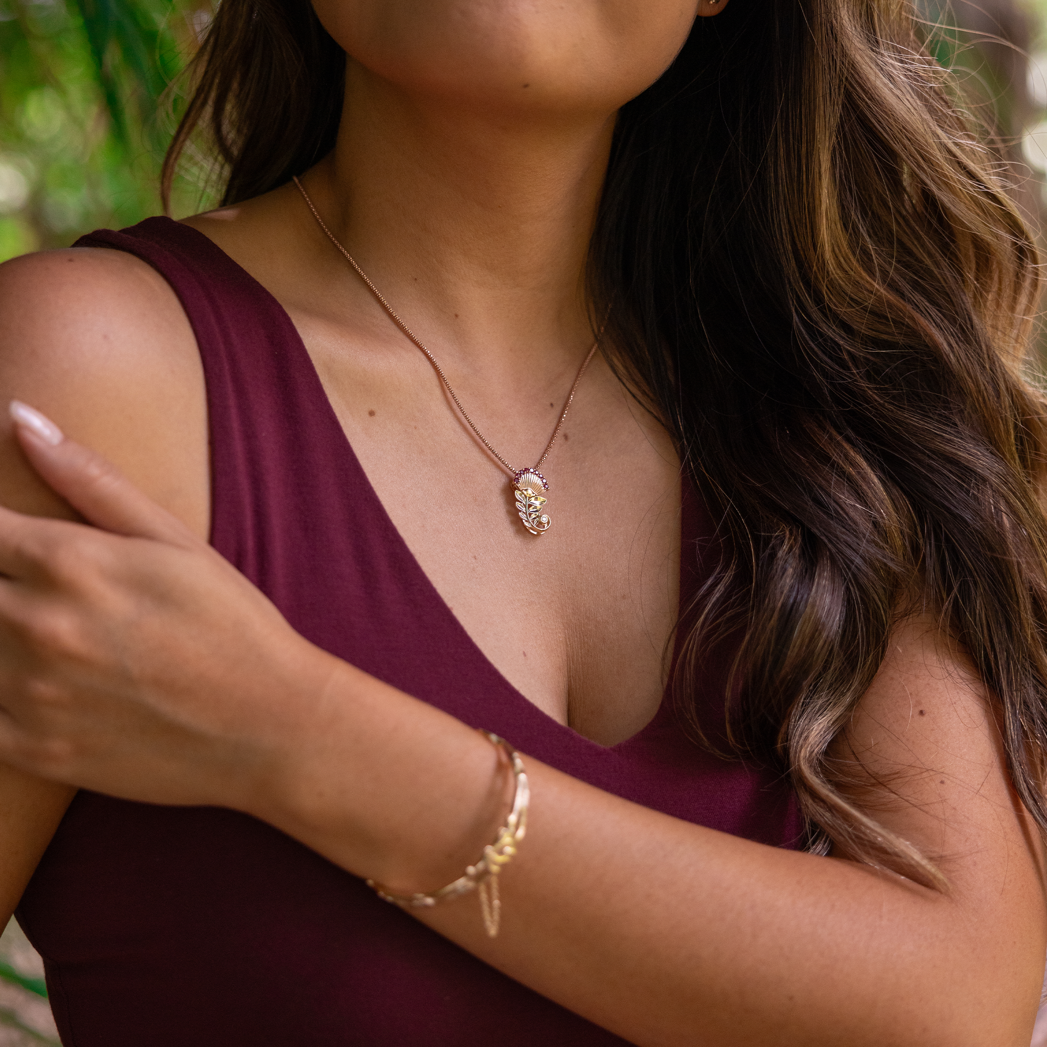 ダイヤモンド付きの2つのトーンゴールドのOhia lehua rubyペンダント-24mm