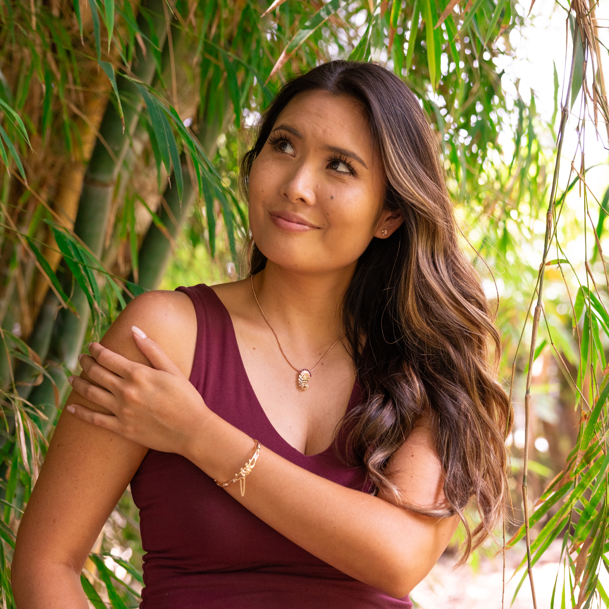 ダイヤモンド付きの2つのトーンゴールドのOhia lehua rubyペンダント-24mm