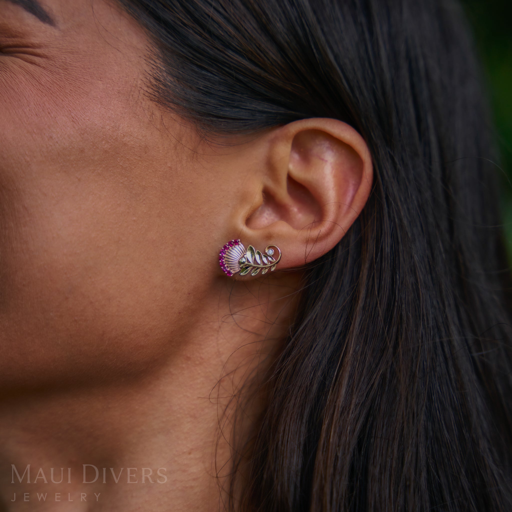 ダイヤモンドと2つのトーンゴールドのOhia lehua ruby earrings -19mm