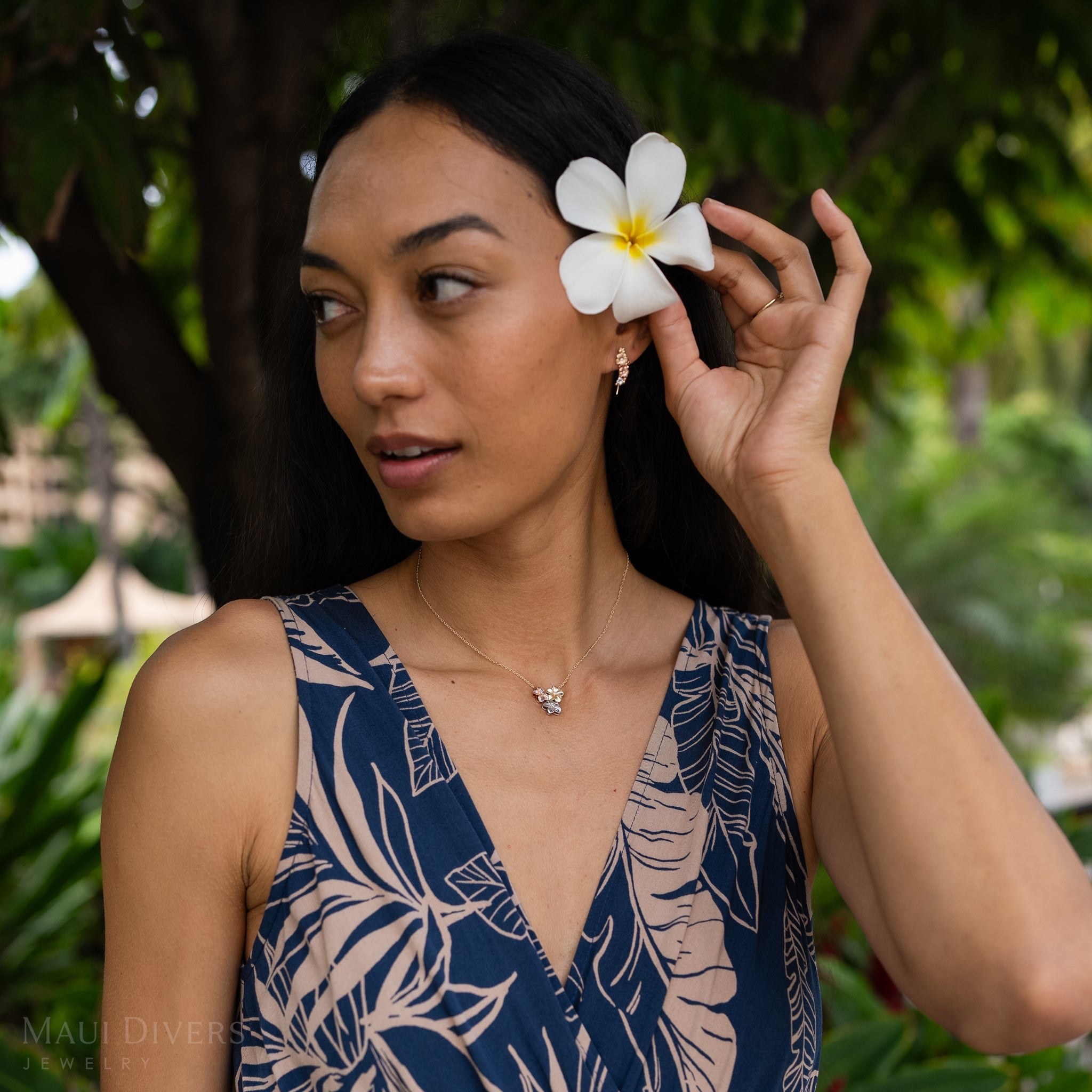 16 "ダイヤモンドと三色の金のプルメリアのネックレス - 11mm