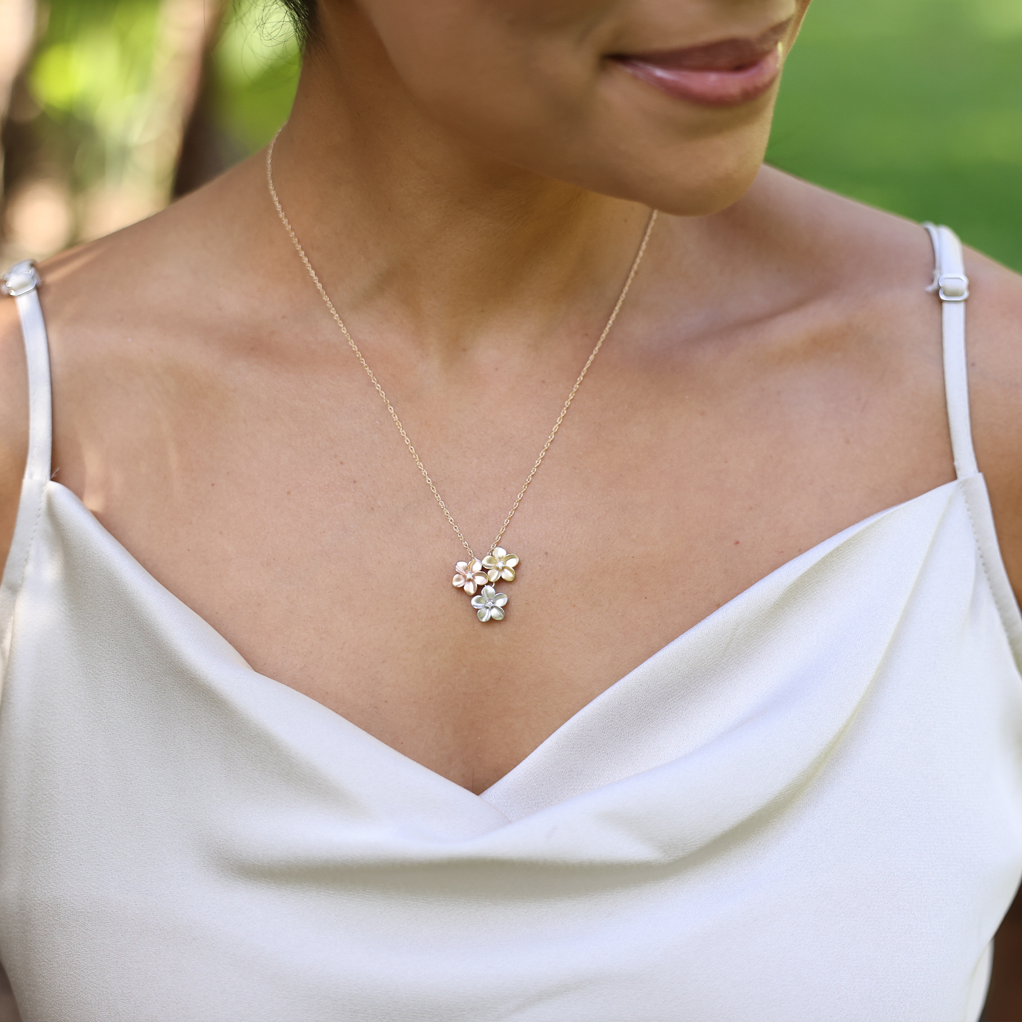 16 "ダイヤモンドと三色の金のプルメリアのネックレス - 11mm