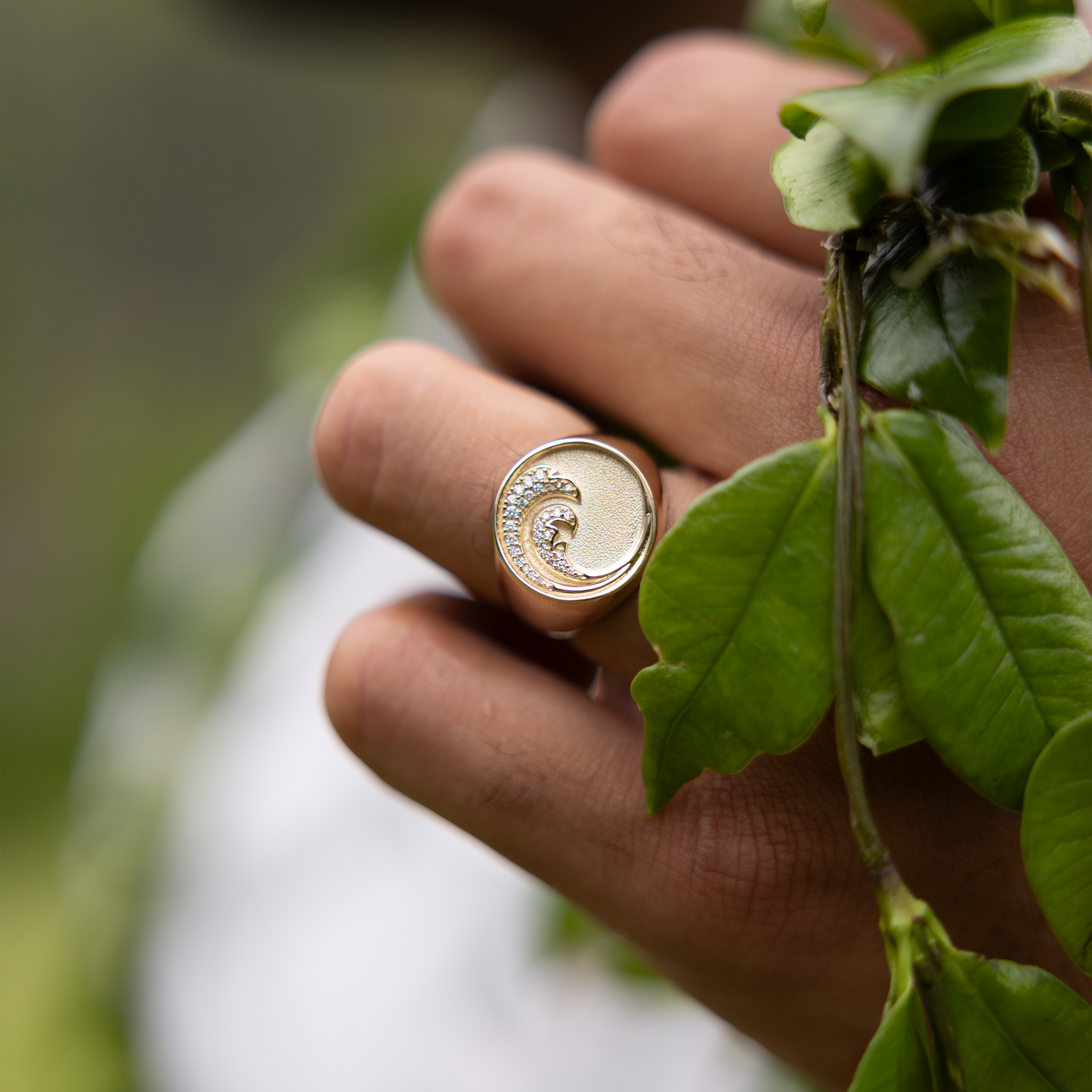 Nalu Ring in Gold with Diamonds - 18mm