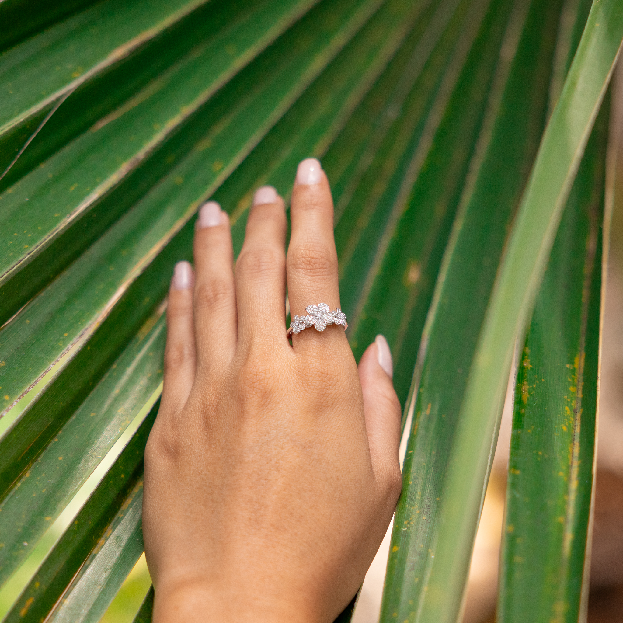 Plumeria Ring in White Gold with Diamonds - 10mm
