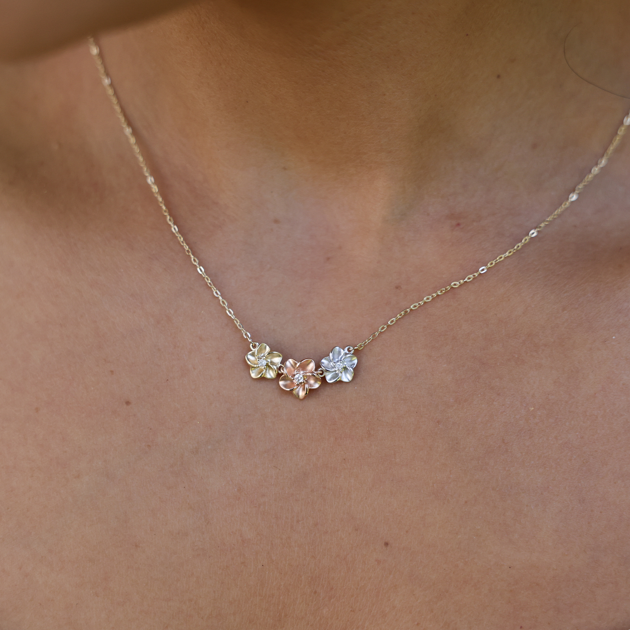 ダイヤモンド付きトライカラーゴールドの16 "プルメリアネックレス