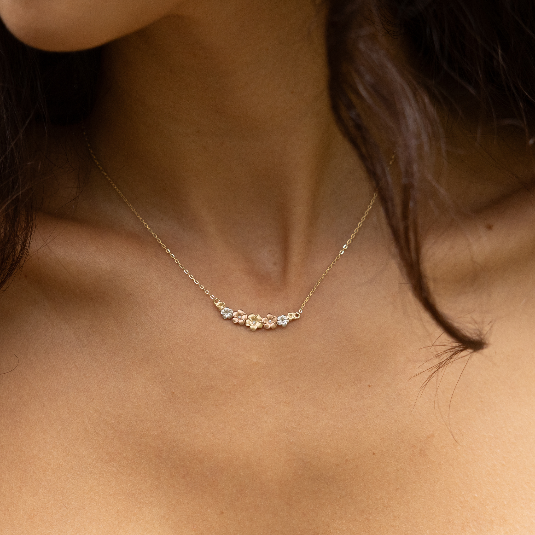 16-18 "ダイヤモンドと三色の金の調節可能なプルメリアネックレス - 25mm