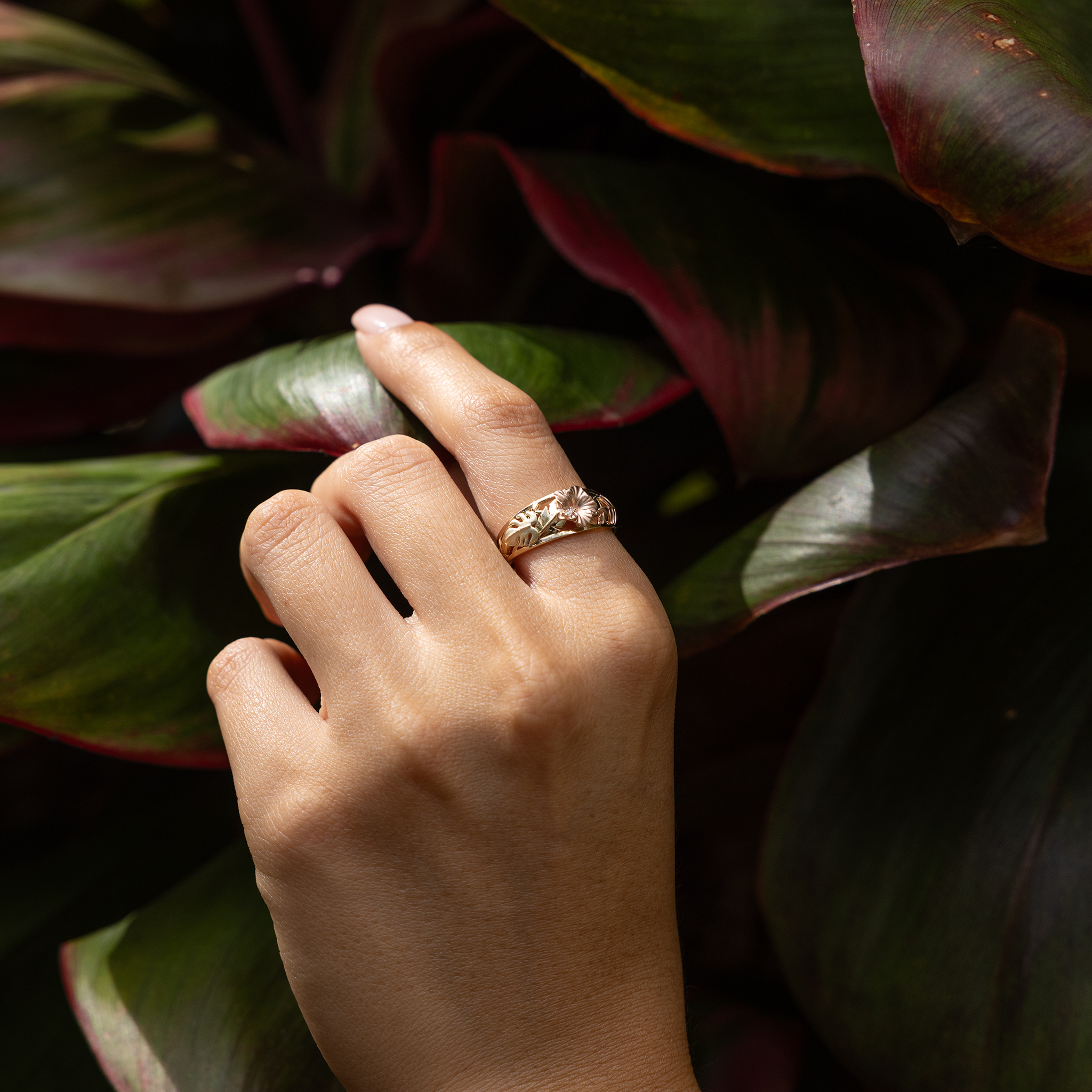 ハワイアンガーデンズハイビスカスリングダイヤモンドとトライカラーゴールド -  8mm