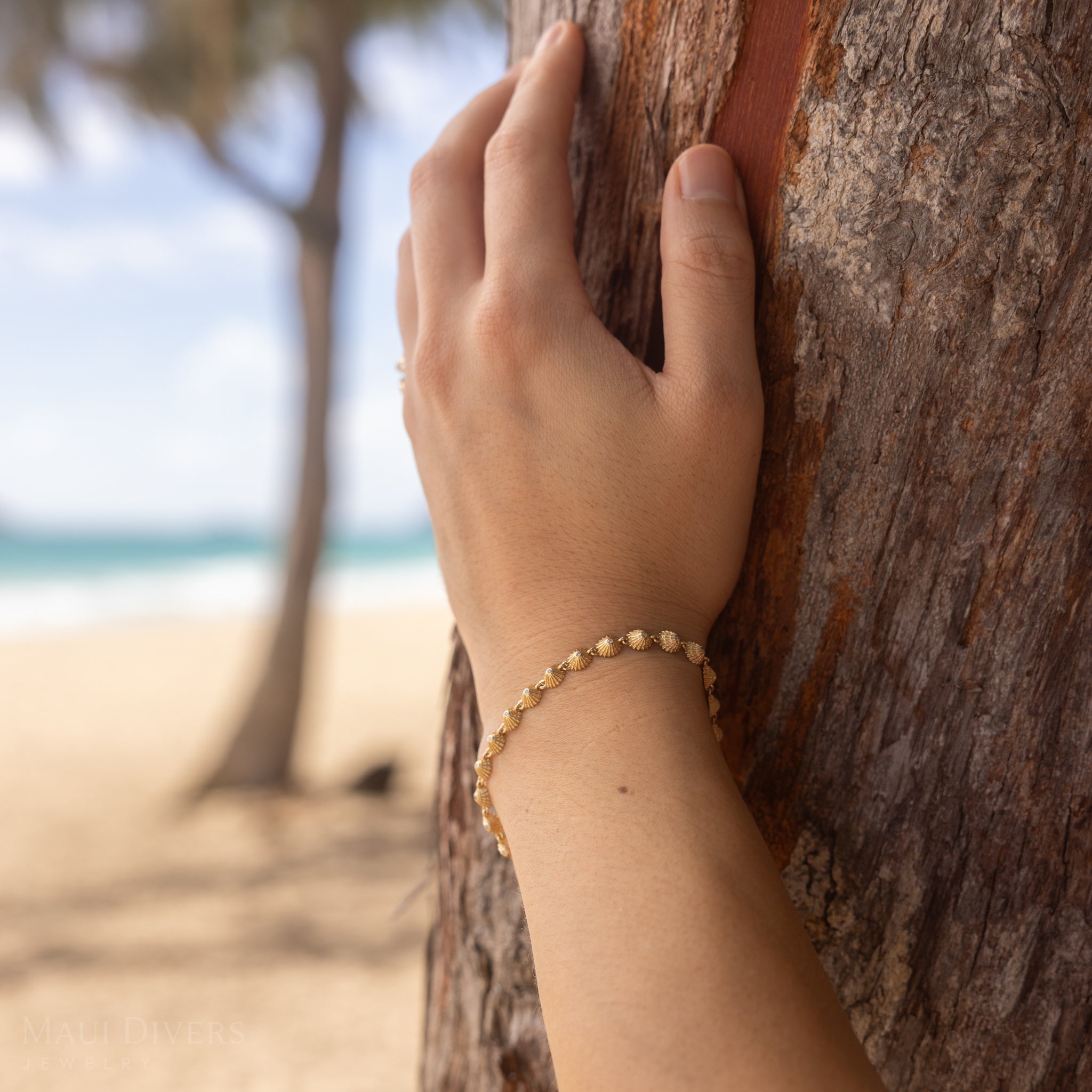 7-8.5" Adjustable ʻOpihi Bracelet in Gold with Diamonds
