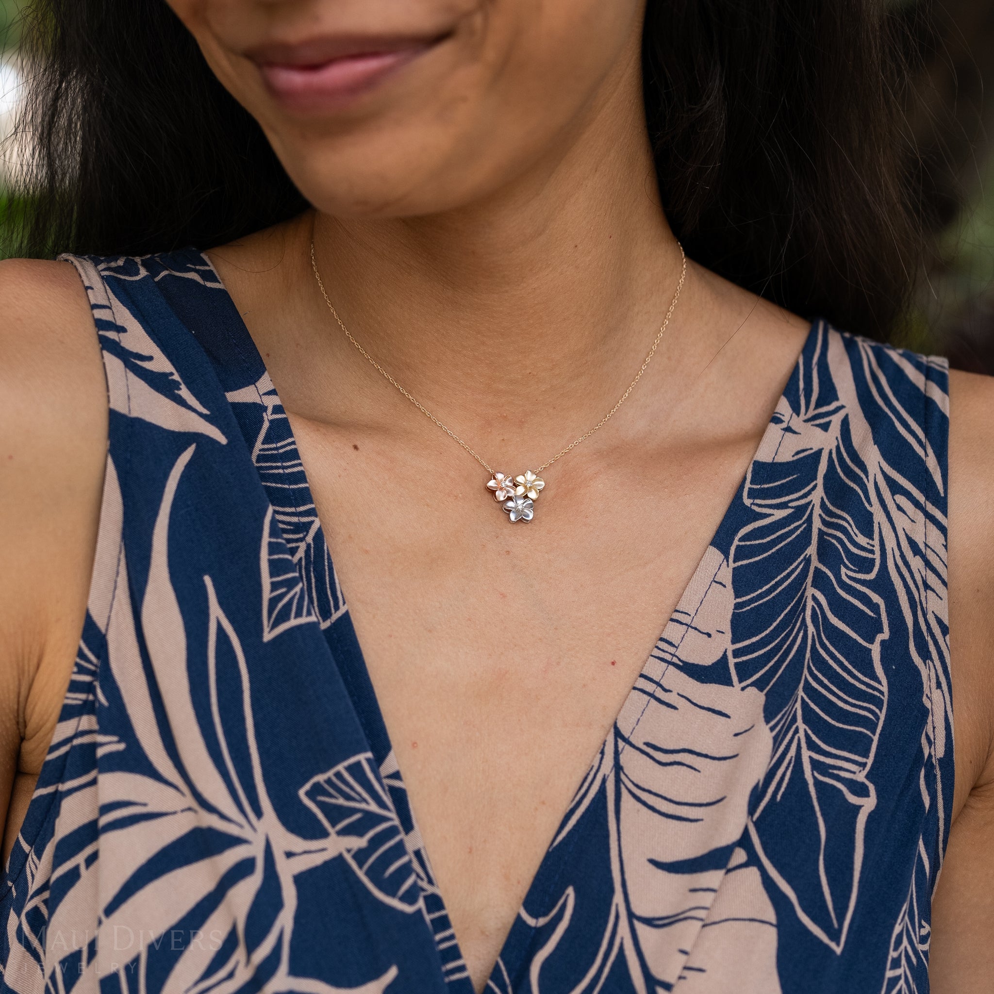 16 "ダイヤモンドと三色の金のプルメリアのネックレス - 11mm