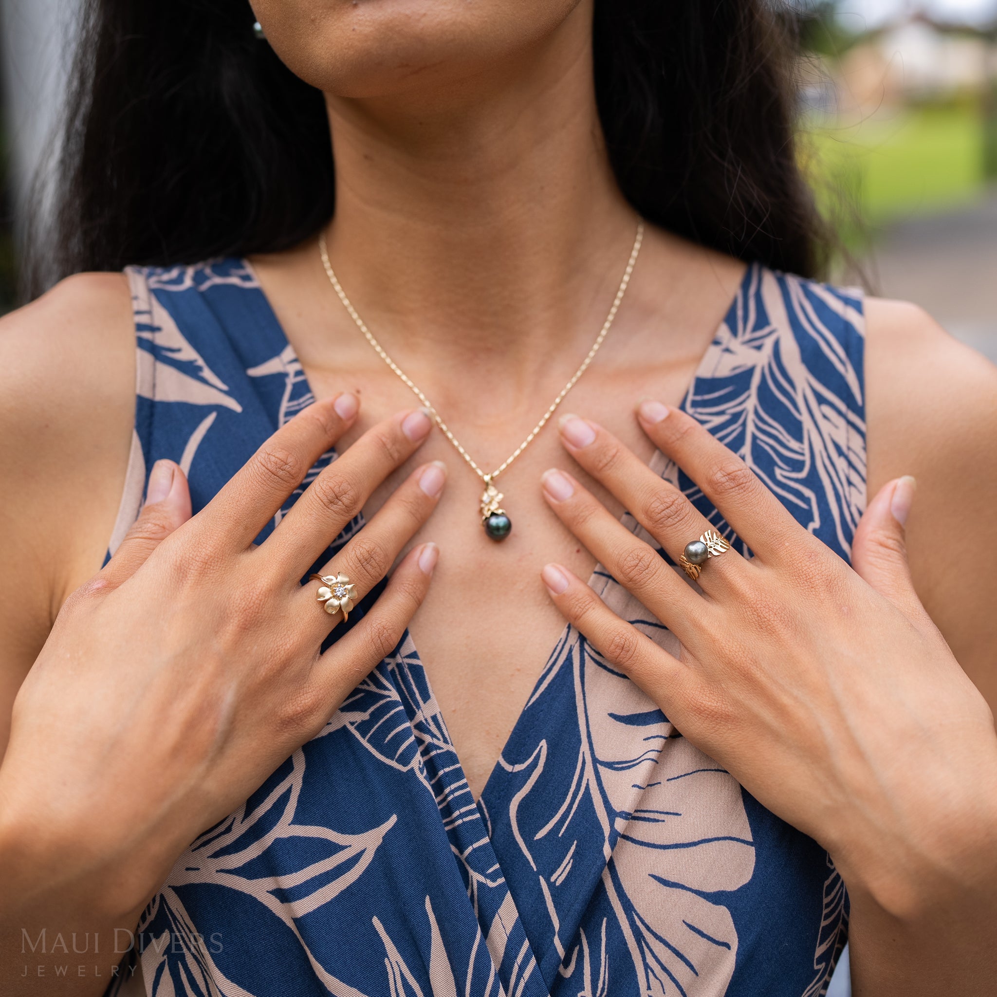 Monstera Tahitian Black Pearl Ring in Gold - 8-9mm