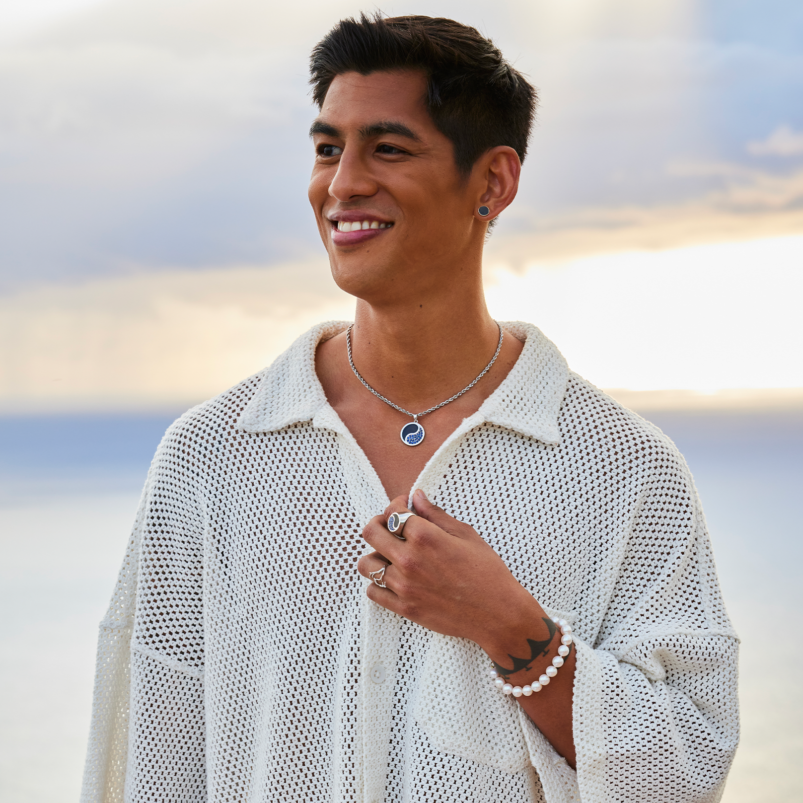 Man wearing a 2.5mm Rope Chain in 14k White Gold with a Yin Yang Pendant and a sunset sky in the back