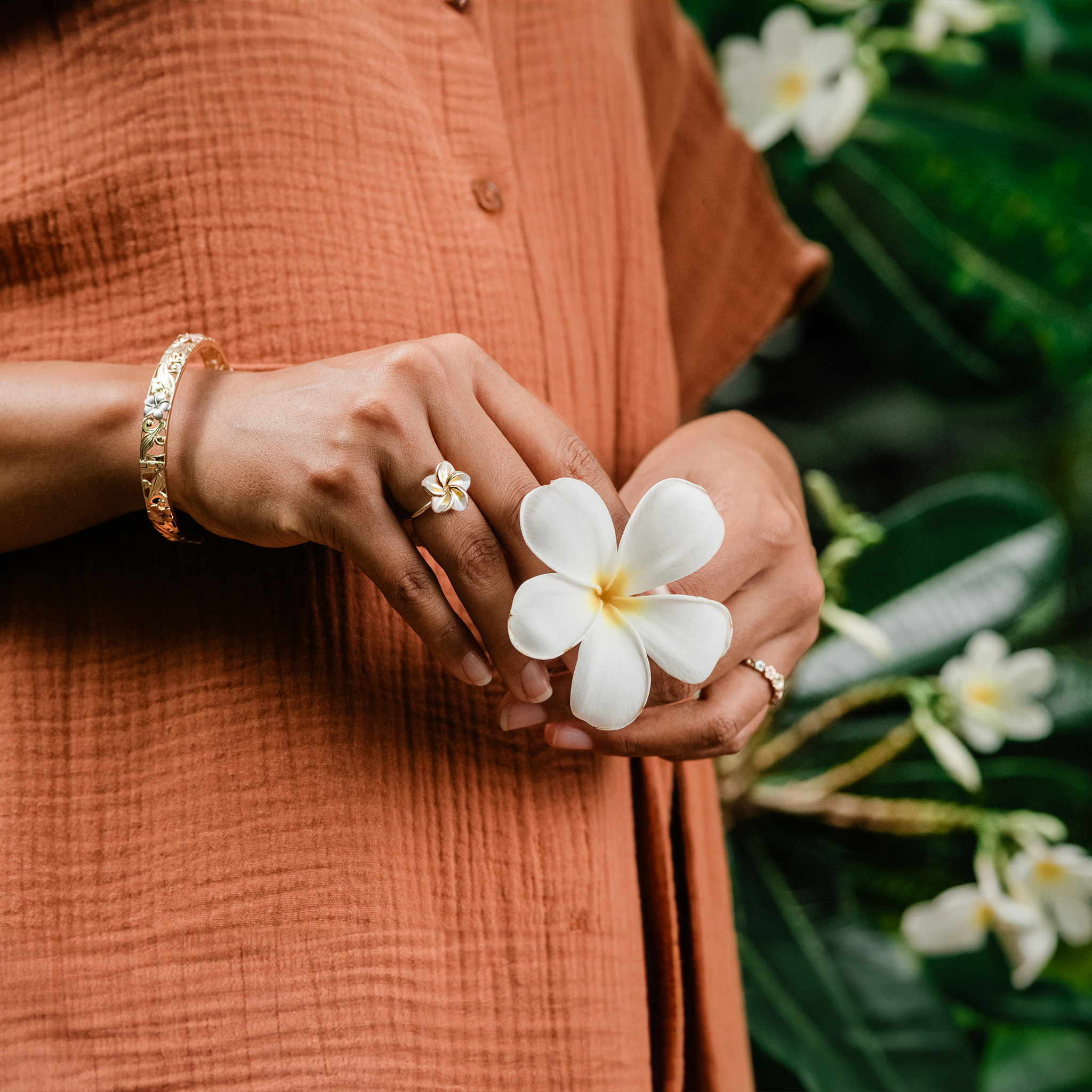 ダイヤモンド付きトライカラーゴールドのハワイアンの家宝プルメリアブレスレット-8mm-サイズ7.5