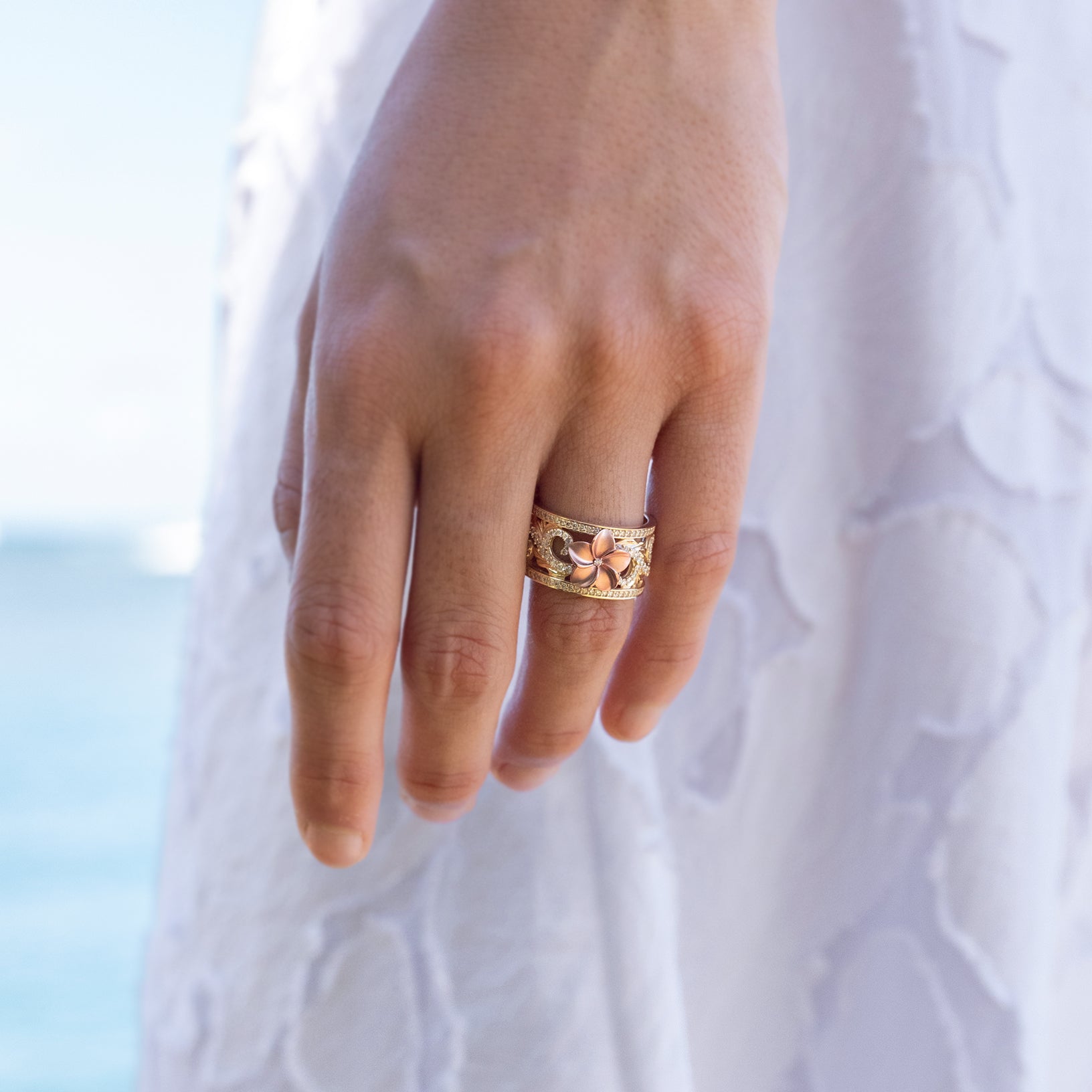 ワカイアンの家宝のプルメリア婚約指輪ダイヤモンドと2つのトーンゴールド - 12mm