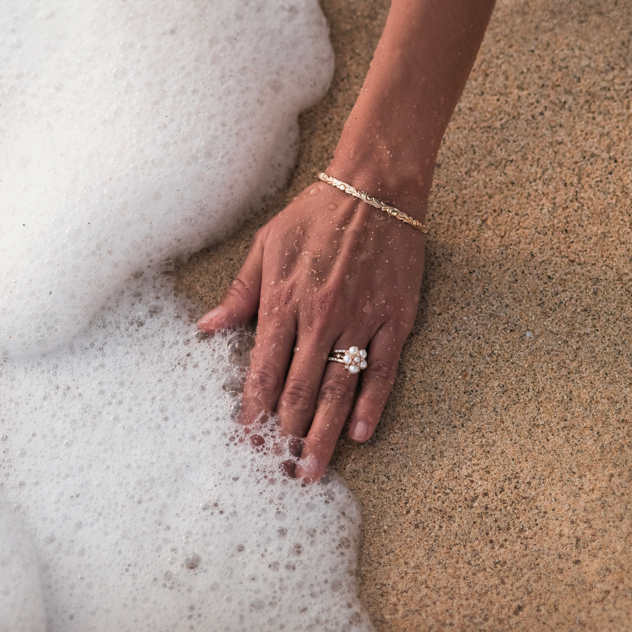 ダイヤモンドと金の周年記念リング