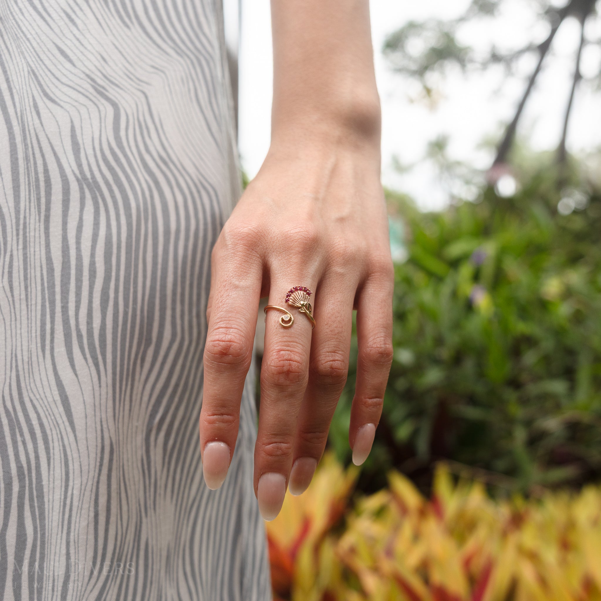 ダイヤモンドと2つのトーンゴールドのOhia lehua Ruby Ring -18mm