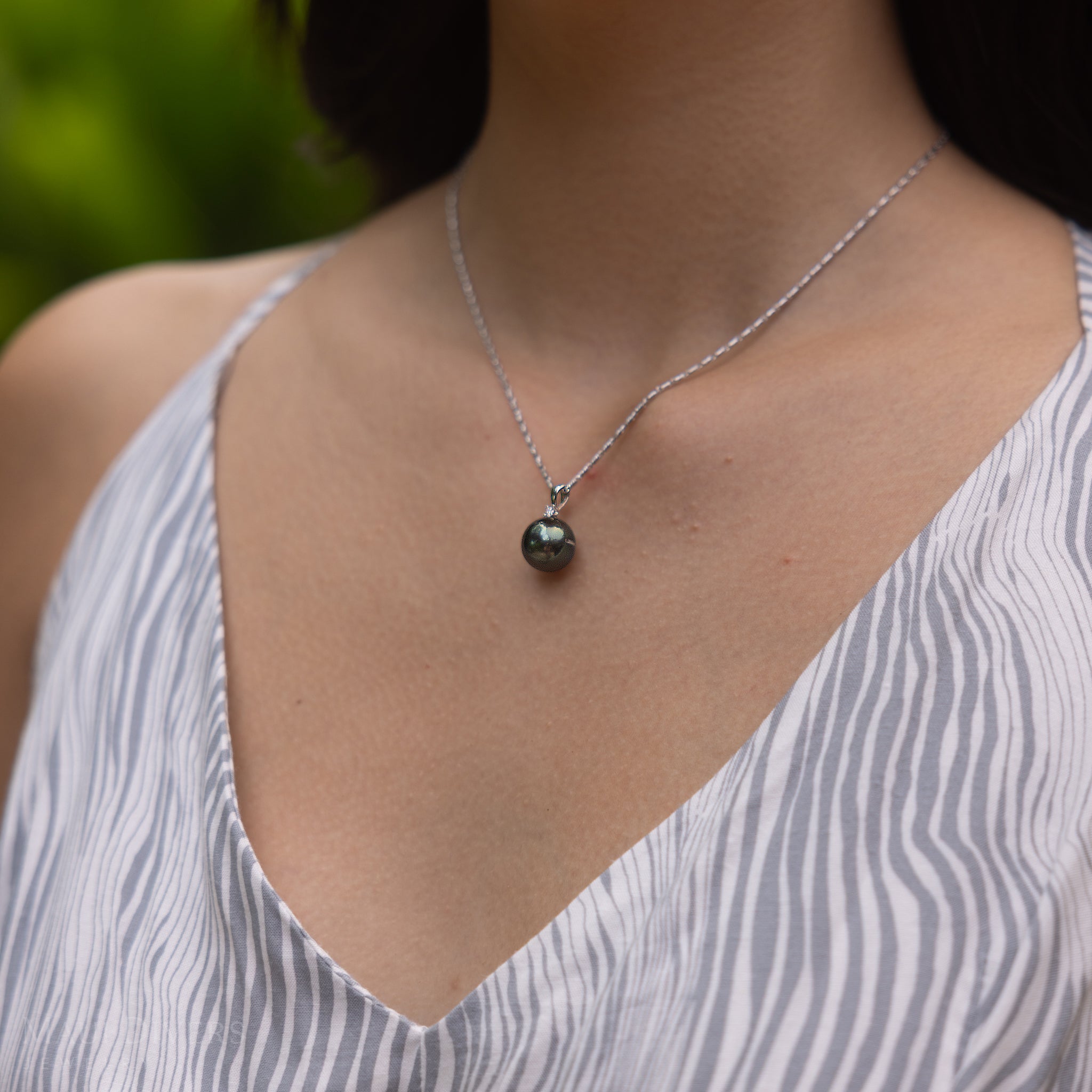 Tahitian Black Pearl Pendant in White Gold with Diamond - 11-12mm