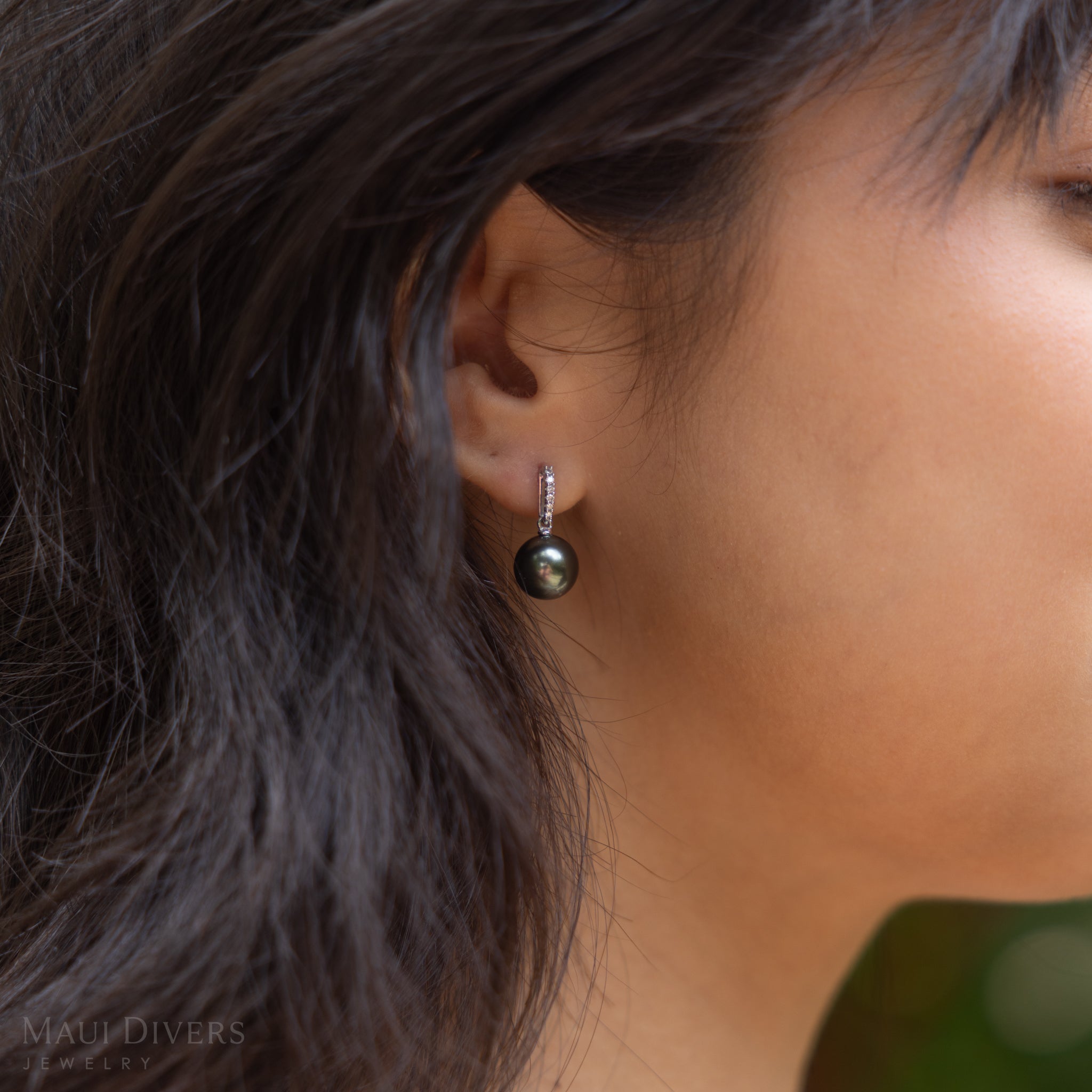 ダイヤモンドと白金のタヒチの黒い真珠のイヤリング -  9-10mm