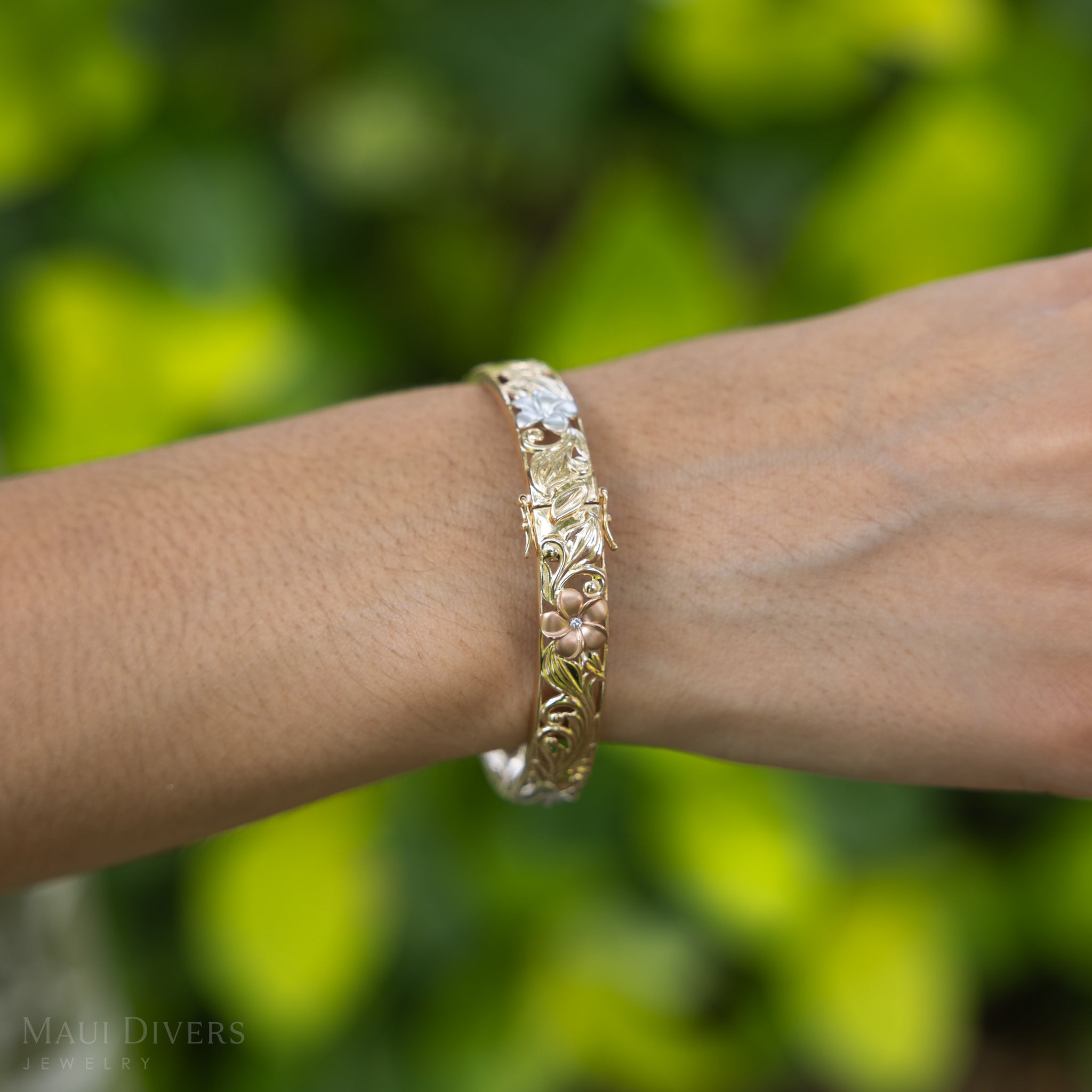 ダイヤモンド付きトライカラーゴールドのハワイの家宝プルメリアブレスレット-10mm -サイズ7.5 "