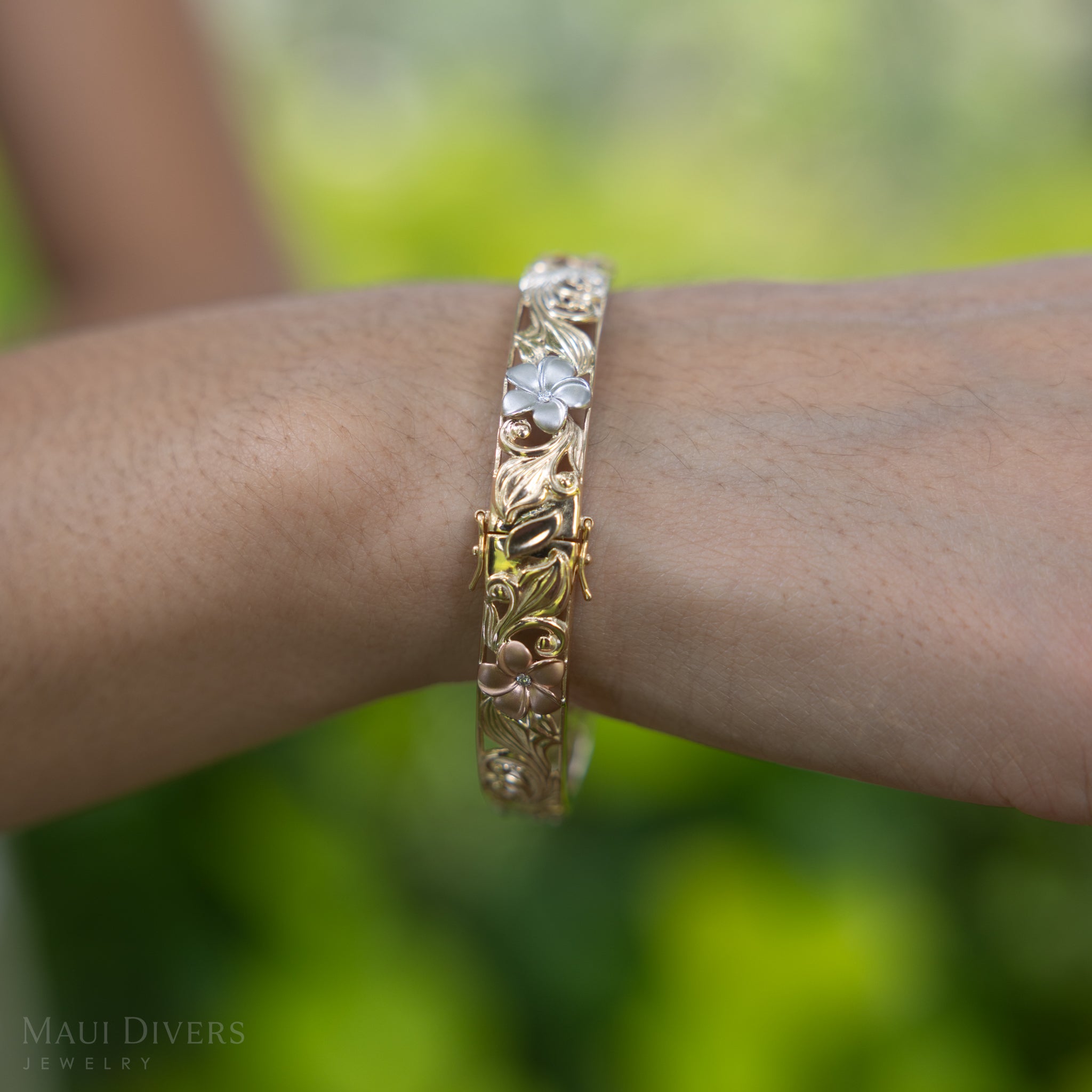 ダイヤモンド付きトライカラーゴールドのハワイの家宝プルメリアブレスレット-10mm -サイズ7.5 "