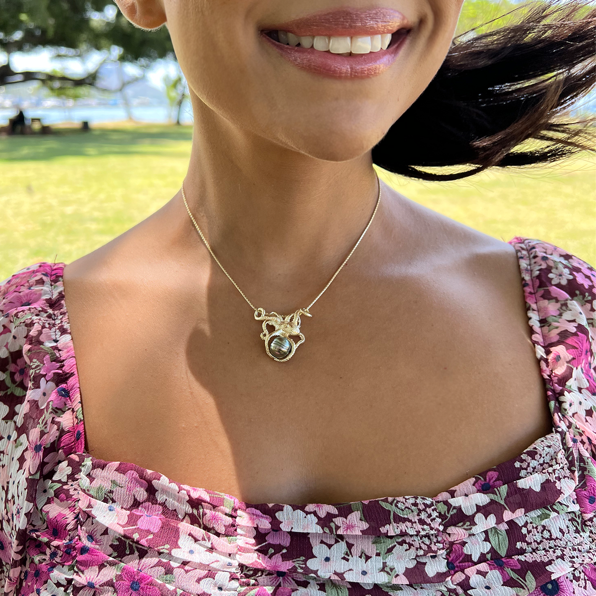 Gold-10-11mmのタヒチの黒真珠ペンダント(タヒチン)