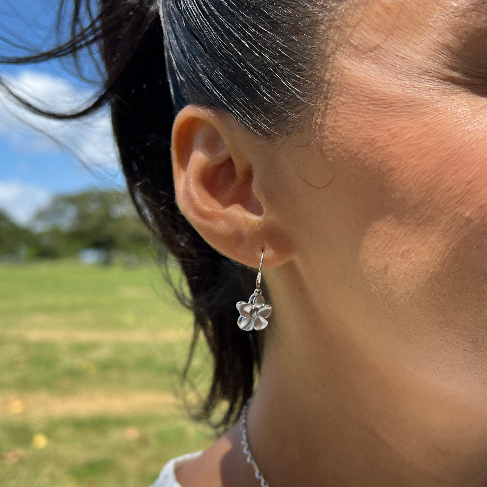 白金のプルメリアイヤリングダイヤモンド - 13mm