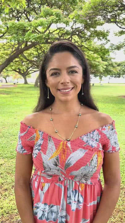 Video of a woman wearing an Adjustable Tahitian Black Pearl Paperclip Chain Necklace and Earrings in Gold - Maui Divers Jewelry