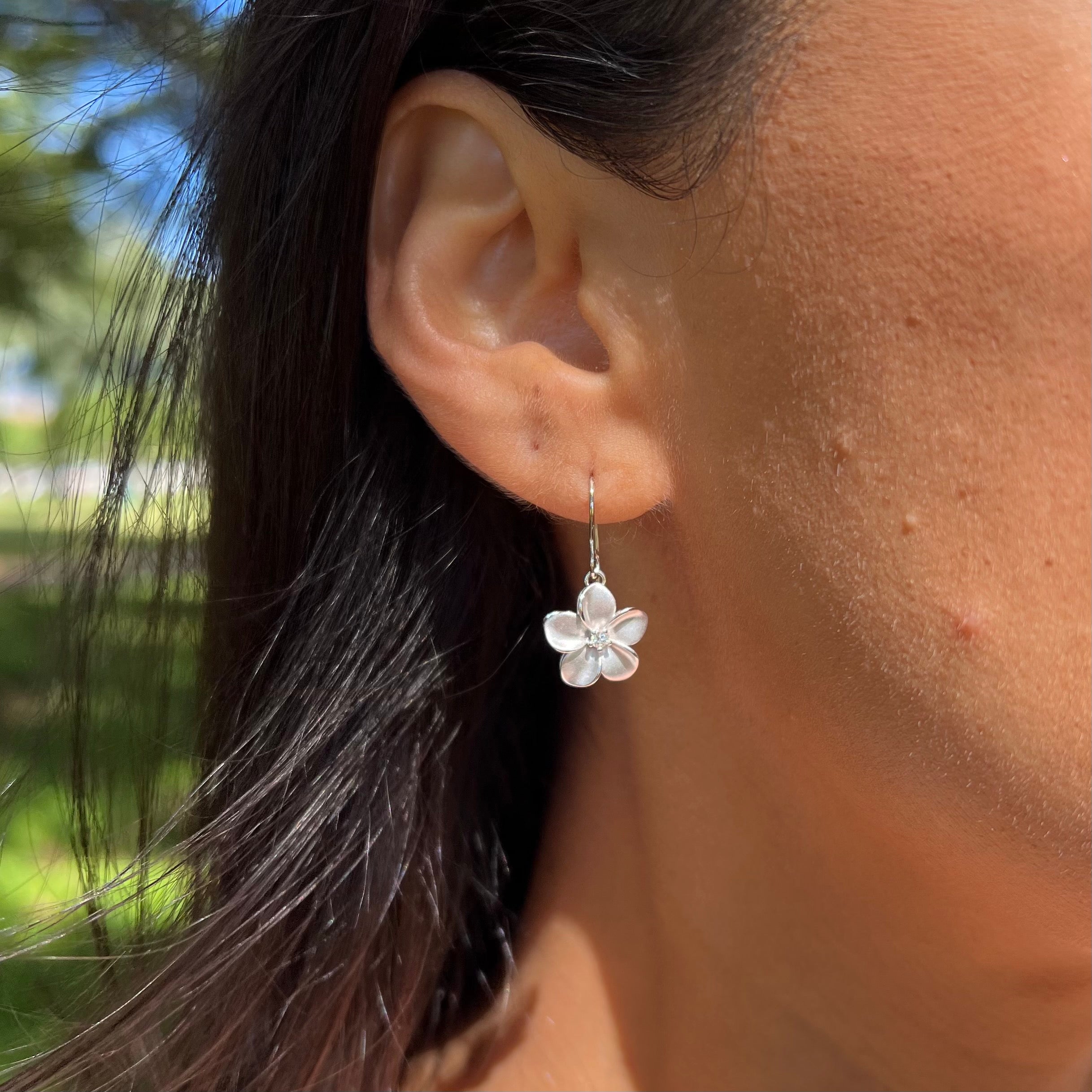 白金のプルメリアイヤリングダイヤモンド - 13mm