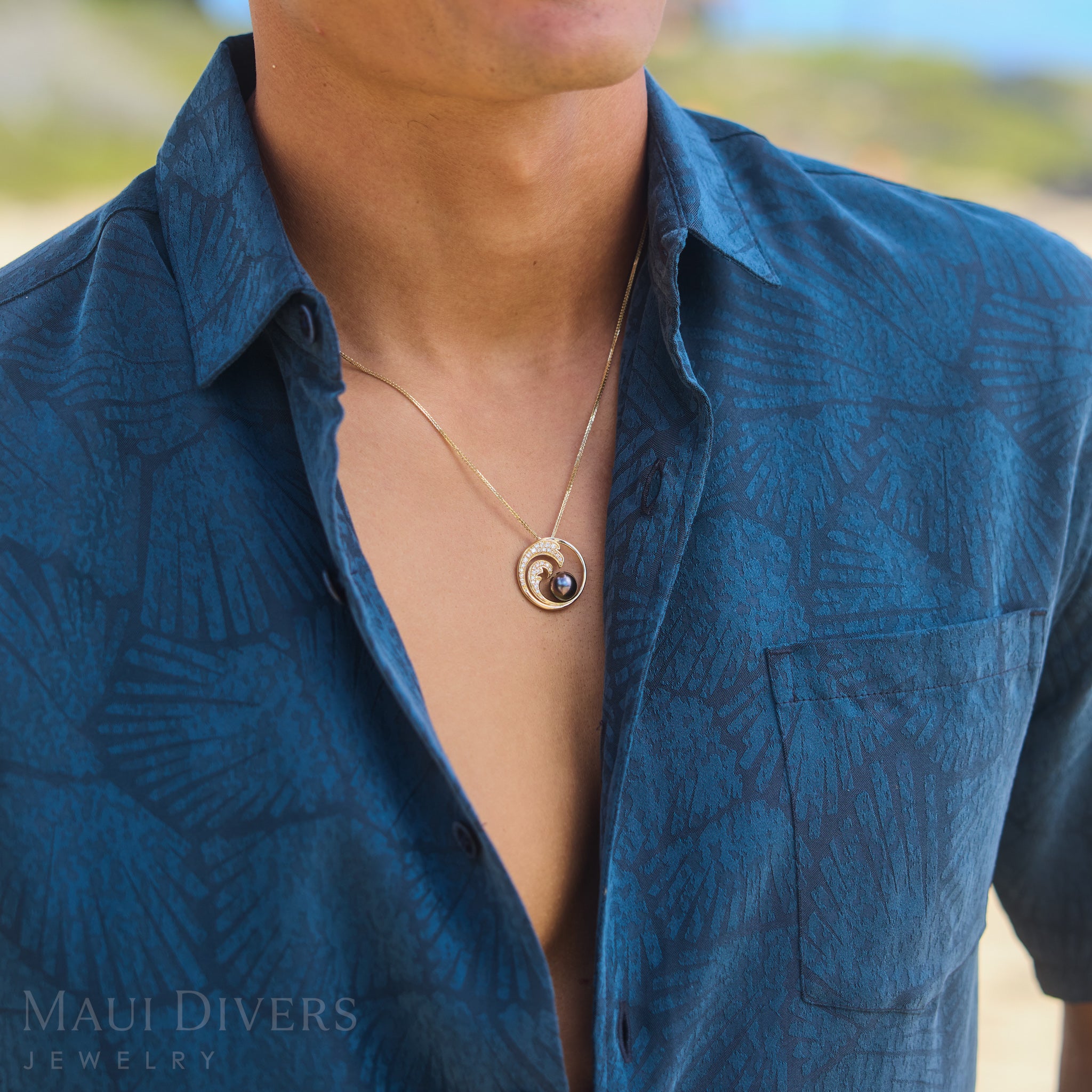 Nalu Tahiti-Anhänger mit schwarzer Perle in Gold mit Diamanten – 24 mm