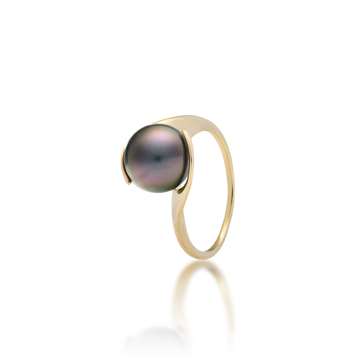 9-10mm Tahitian Black Pearl Ring in 14k yellow Gold on a white background