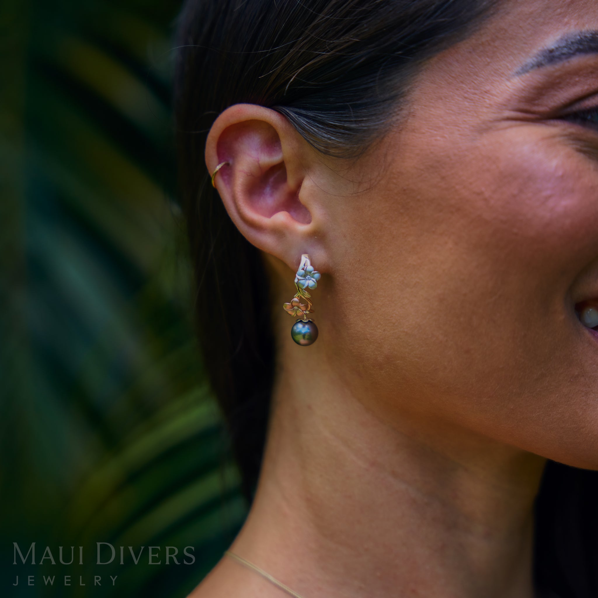 Bloom Plumeria TahitianブラックパールイヤリングダイヤモンドとTriカラーゴールドのイヤリング -  23mm