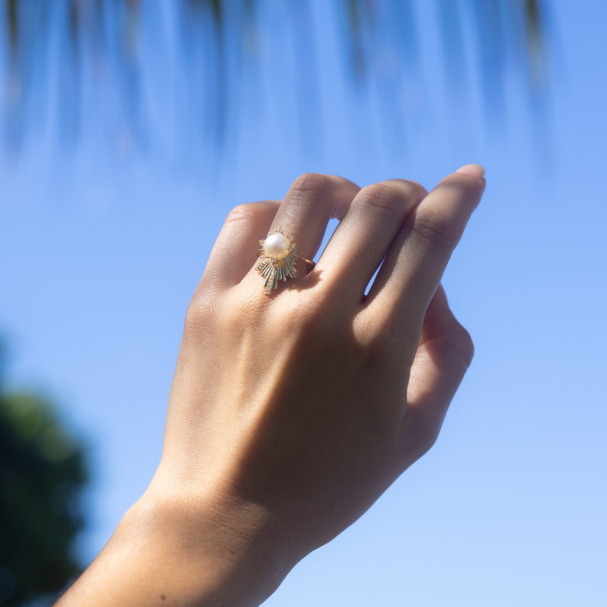 E Hoʻāla Akoya White Pearl Ring in Gold with Diamonds - 21mm